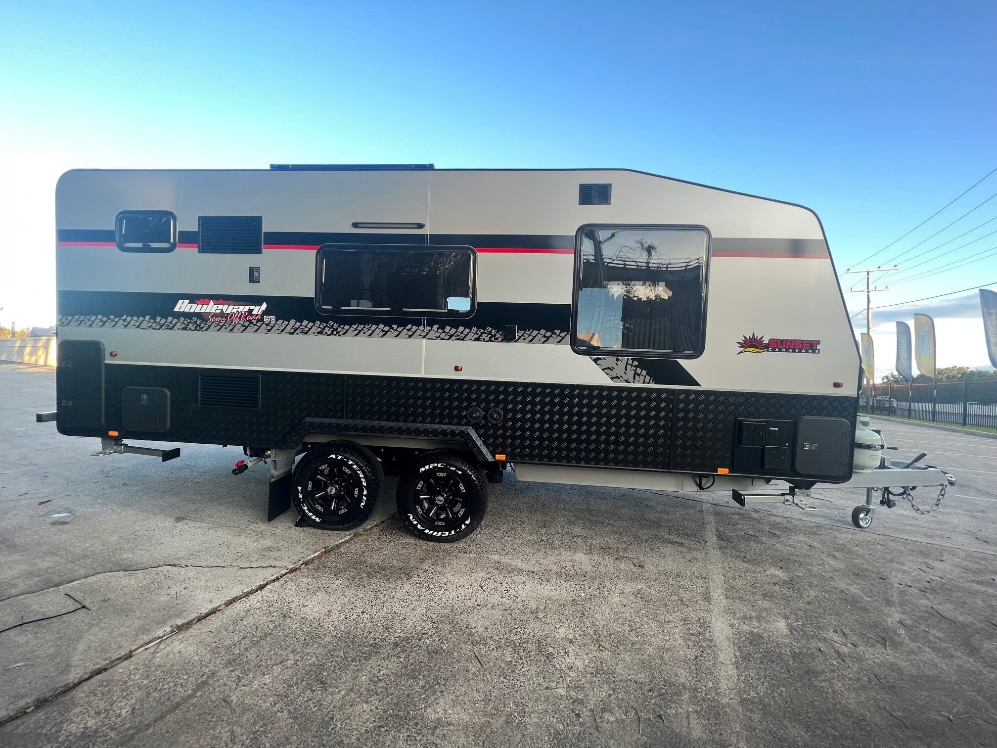 Sunset Boulevard Semi Off-Road 19ft8