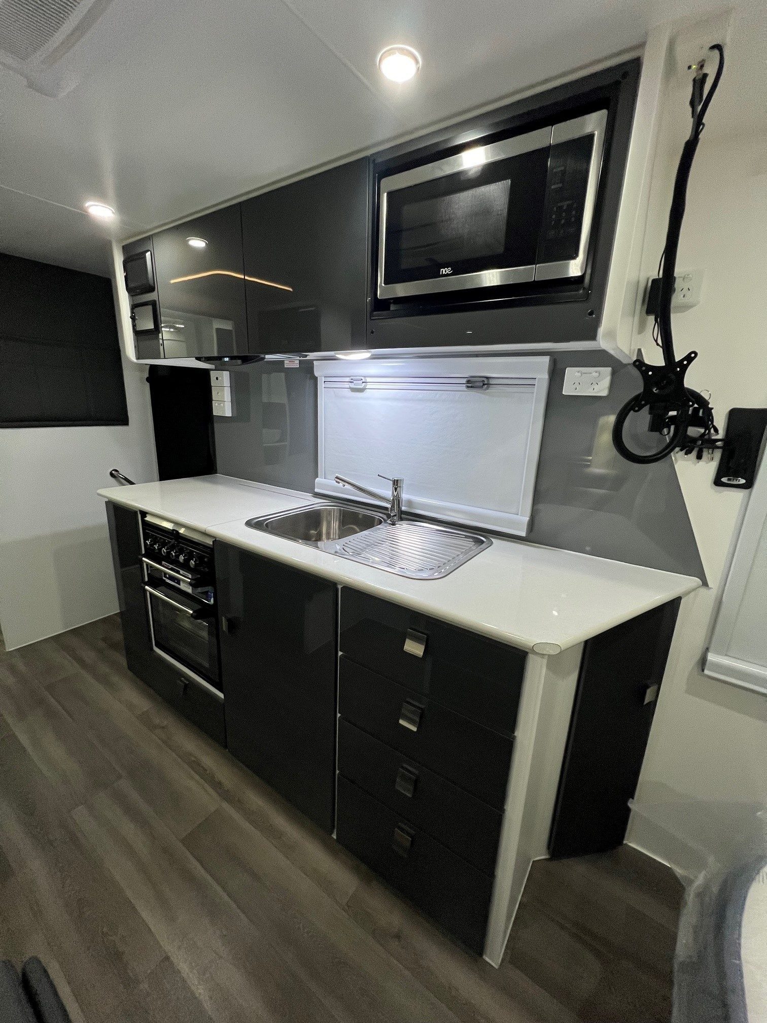 Sunset Boulevard Semi Off-Road 19ft8