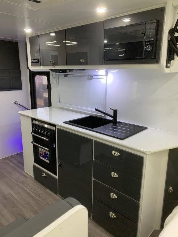 19ft8 Sunset Wildtrekker Off-Road with Stage 4 Self Levelling Airbag Suspension