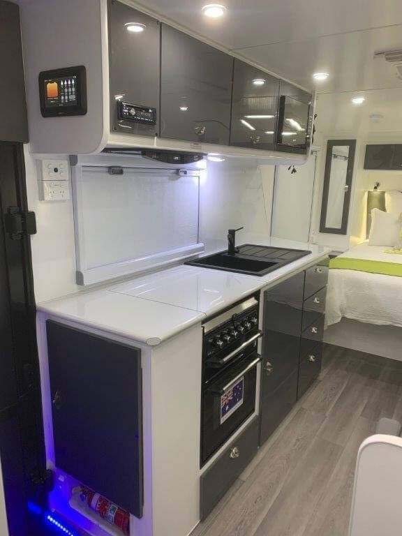 19ft8 Sunset Wildtrekker Off-Road with Stage 4 Self Levelling Airbag Suspension