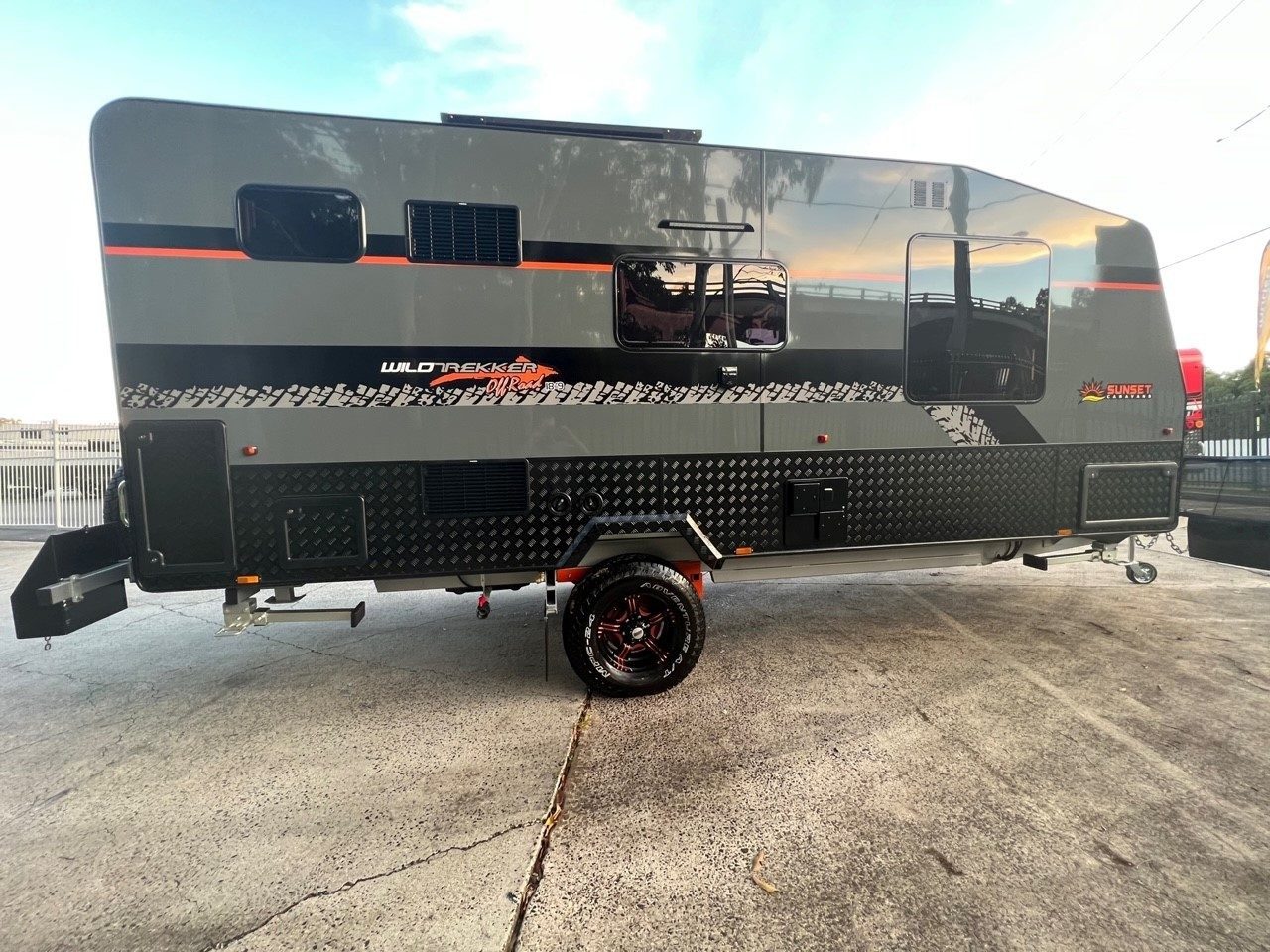 2024 Sunset Wildtrekker 18'9 Single Axle Off-Road With 400amp Lithium Batteries