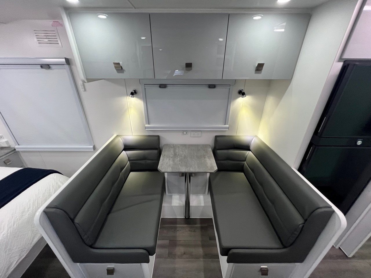 2024 Sunset Wildtrekker 18'9 Single Axle Off-Road With 400amp Lithium Batteries