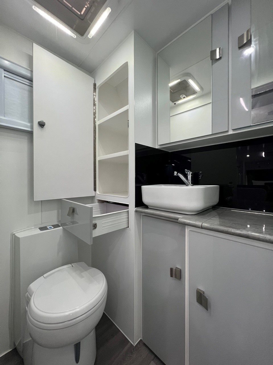 2024 Sunset Wildtrekker 18'9 Single Axle Off-Road With 400amp Lithium Batteries