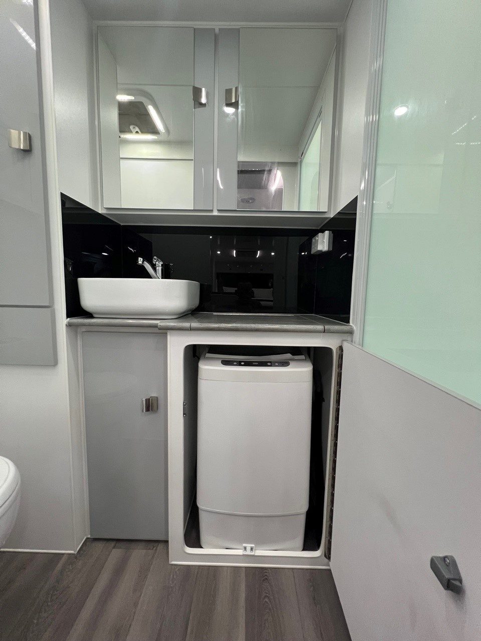 2024 Sunset Wildtrekker 18'9 Single Axle Off-Road With 400amp Lithium Batteries