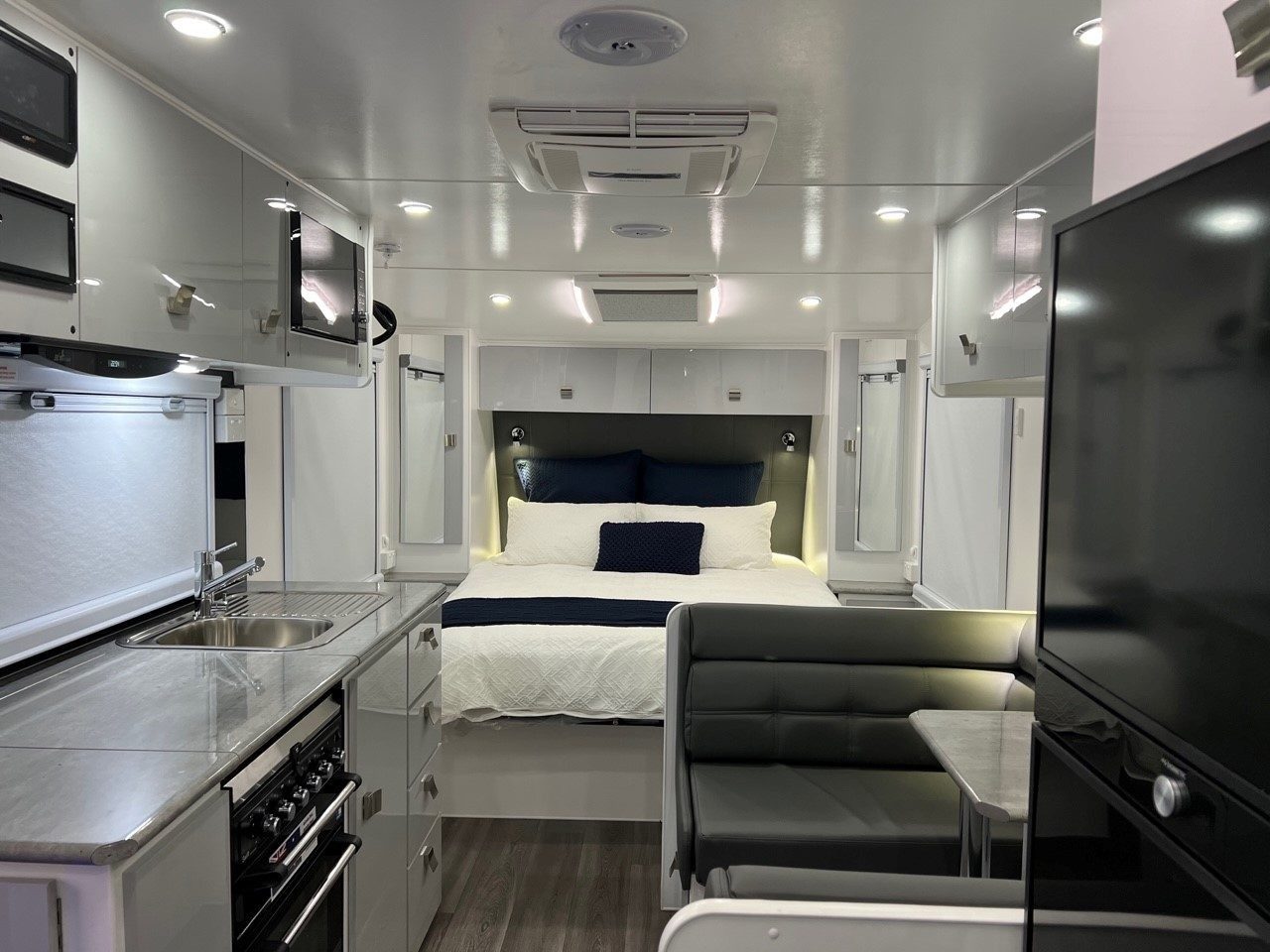 2024 Sunset Wildtrekker 18'9 Single Axle Off-Road With 400amp Lithium Batteries