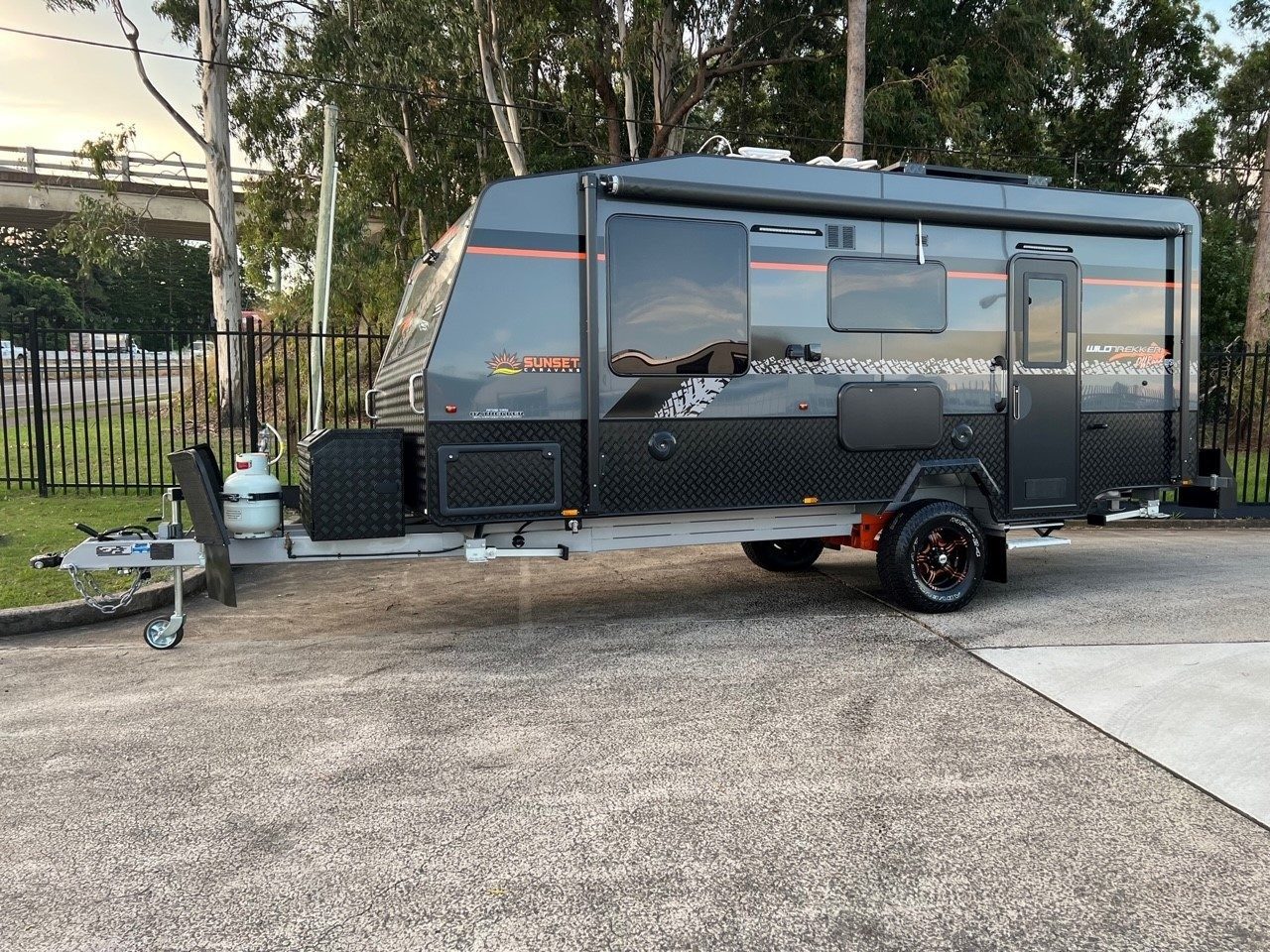 2024 Sunset Wildtrekker 18'9 Single Axle Off-Road With 400amp Lithium Batteries