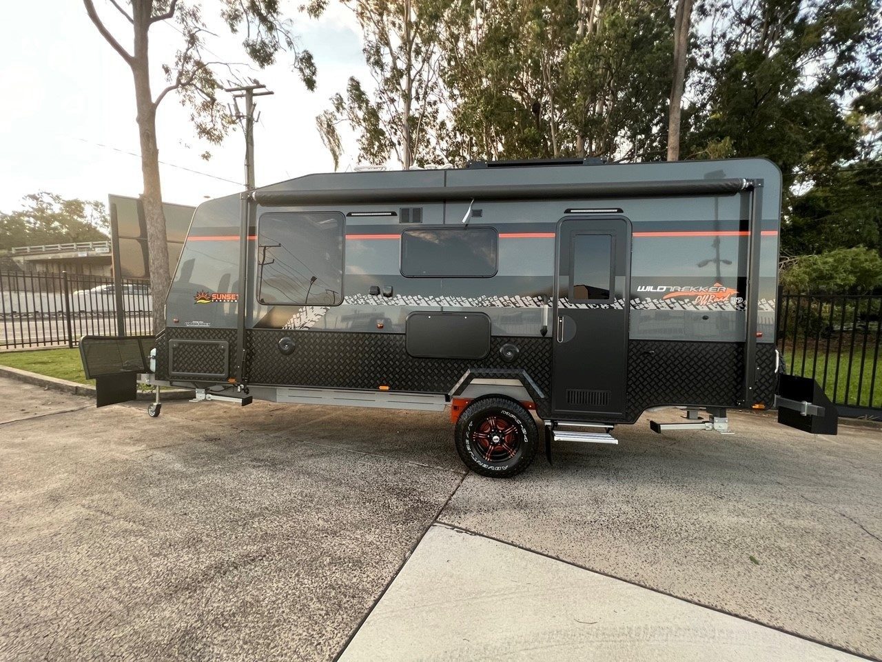 2024 Sunset Wildtrekker 18'9 Single Axle Off-Road With 400amp Lithium Batteries