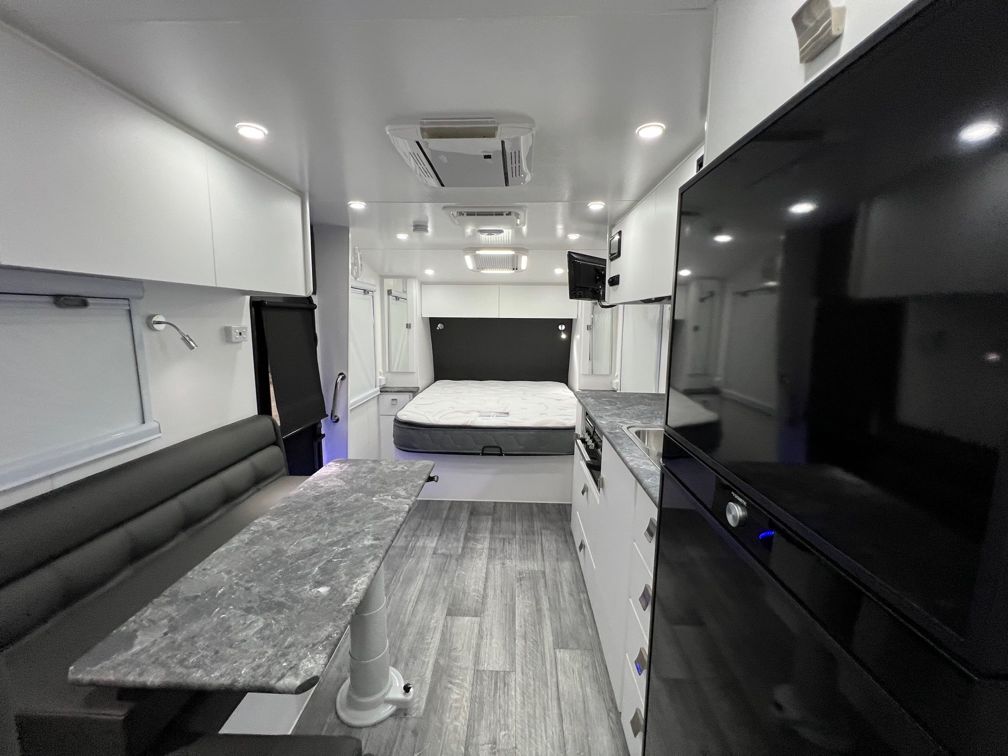 21ft6 Sunset Off-Road Family Horizon Double Bunk Van With 400amp Lithium Batteries