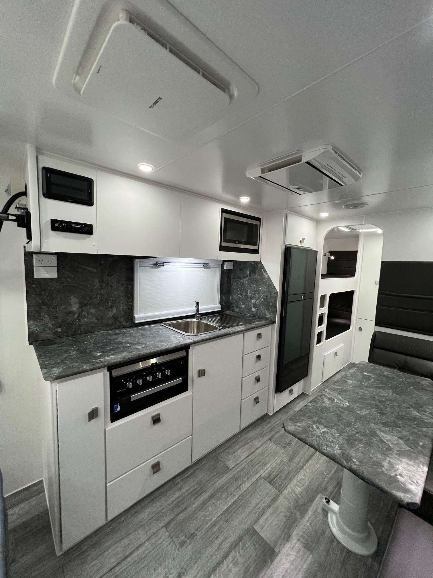 21ft6 Sunset Off-Road Family Horizon Double Bunk Van With 400amp Lithium Batteries