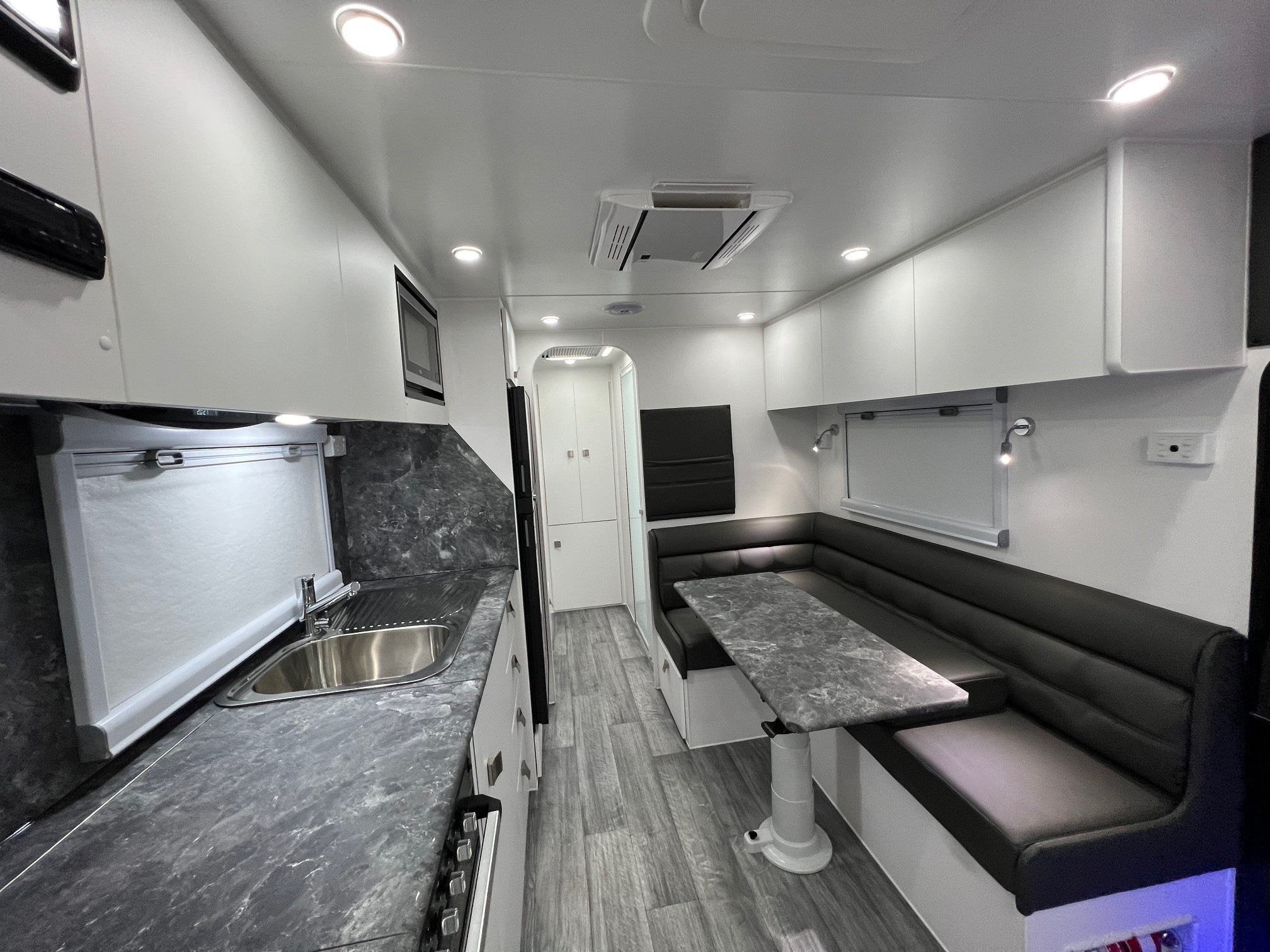 21ft6 Sunset Off-Road Family Horizon Double Bunk Van With 400amp Lithium Batteries