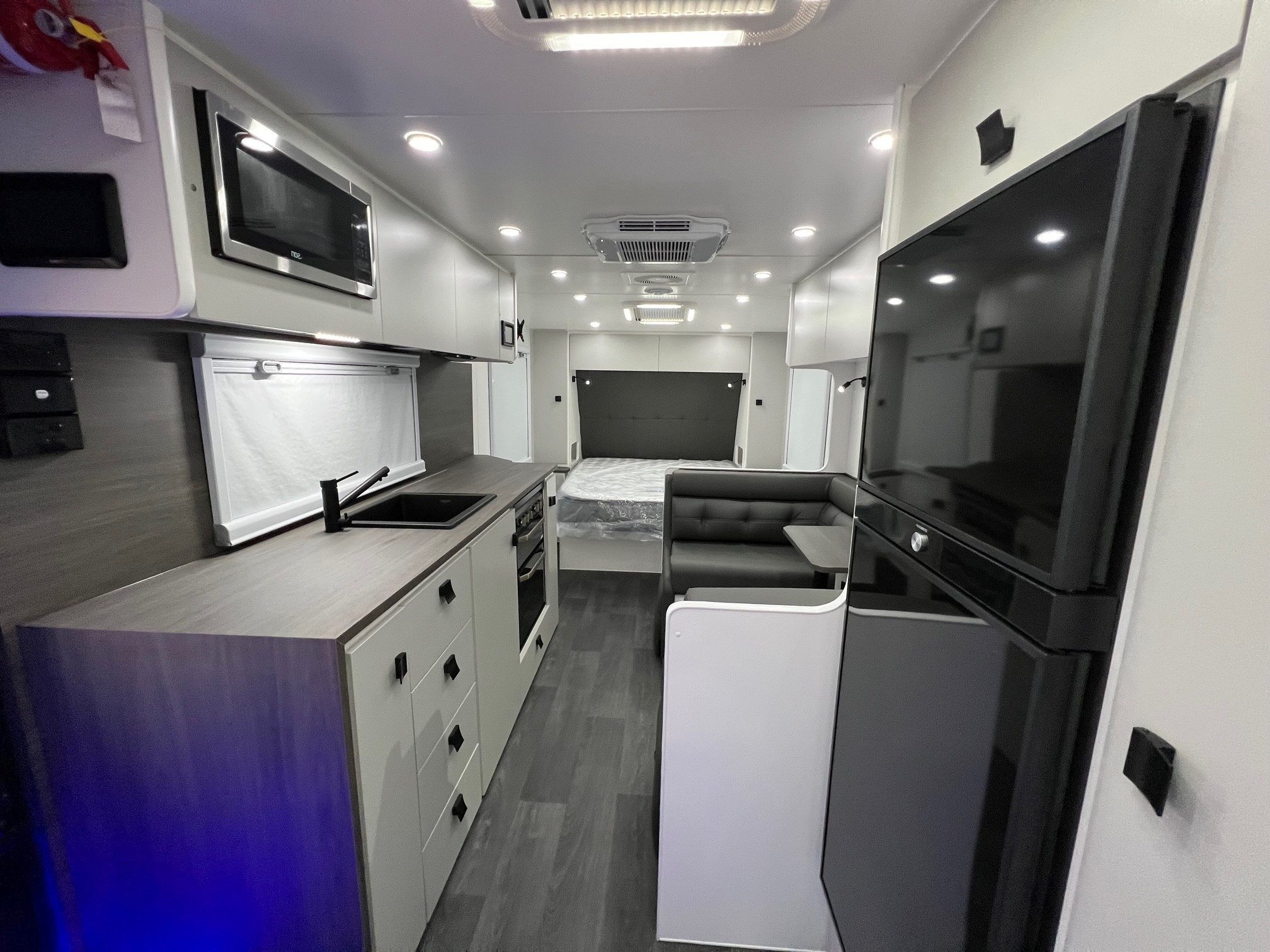 2025 21ft Sunrise Aluminum Framed St Tropez Semi Off-Road Caravan