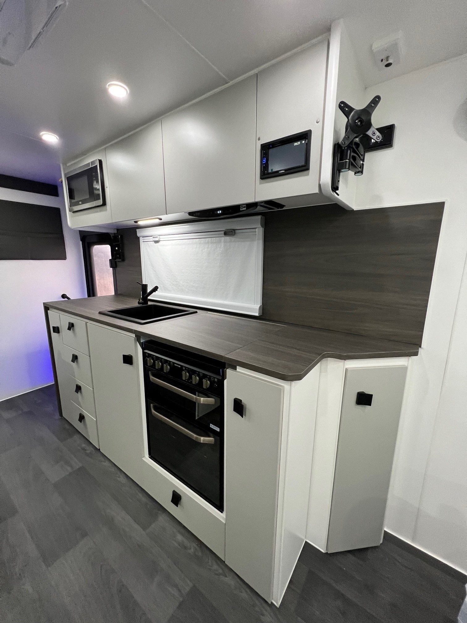 2025 21ft Sunrise Aluminum Framed St Tropez Semi Off-Road Caravan