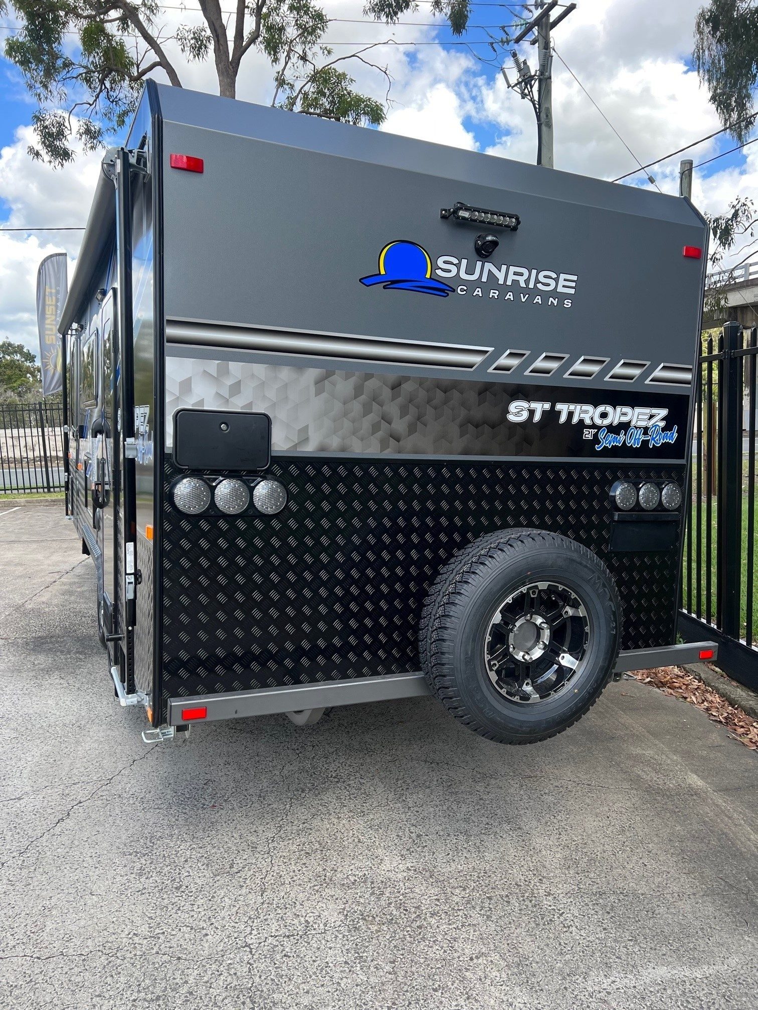 2025 21ft Sunrise Aluminum Framed St Tropez Semi Off-Road Caravan