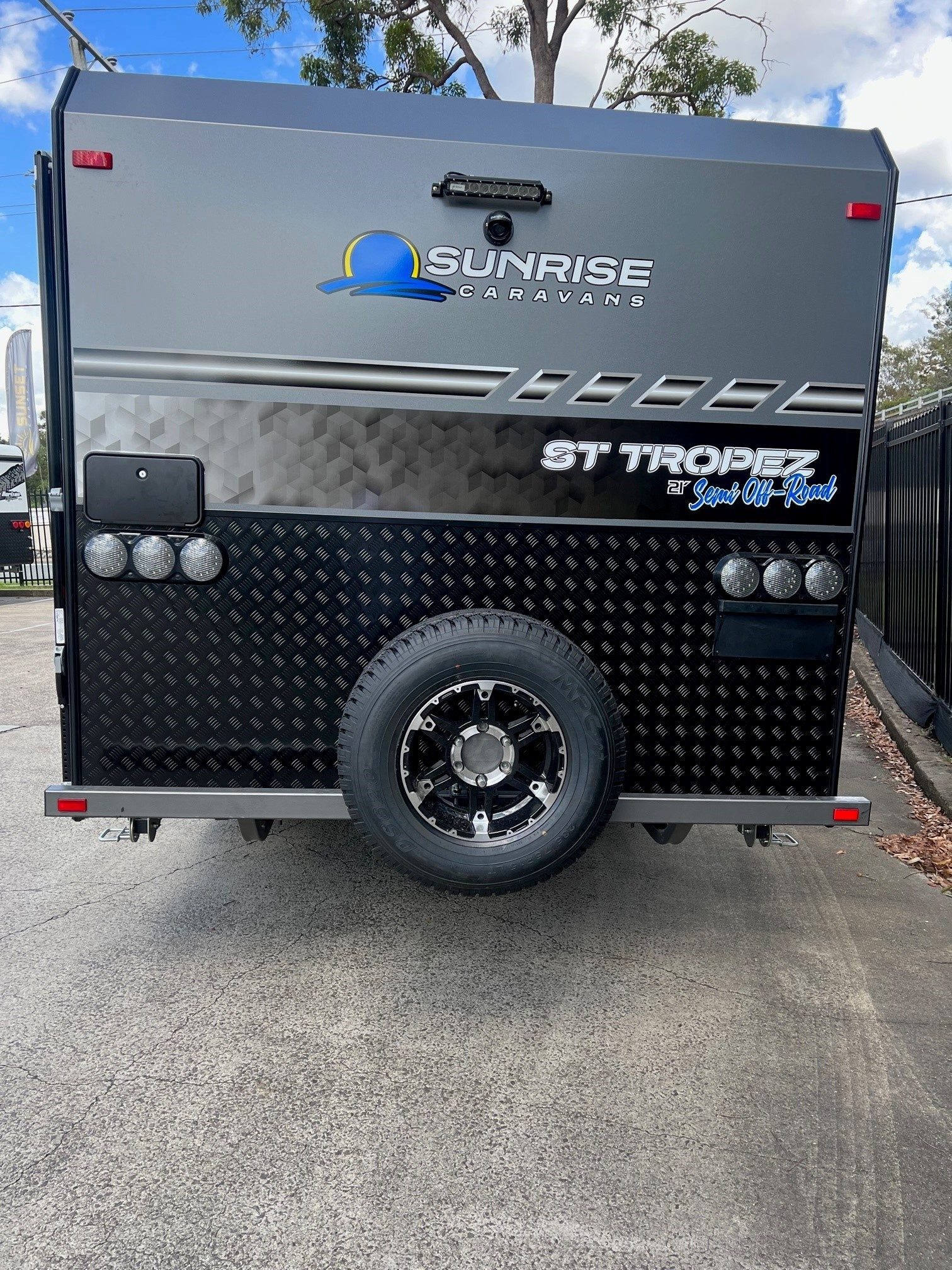 2025 21ft Sunrise Aluminum Framed St Tropez Semi Off-Road Caravan