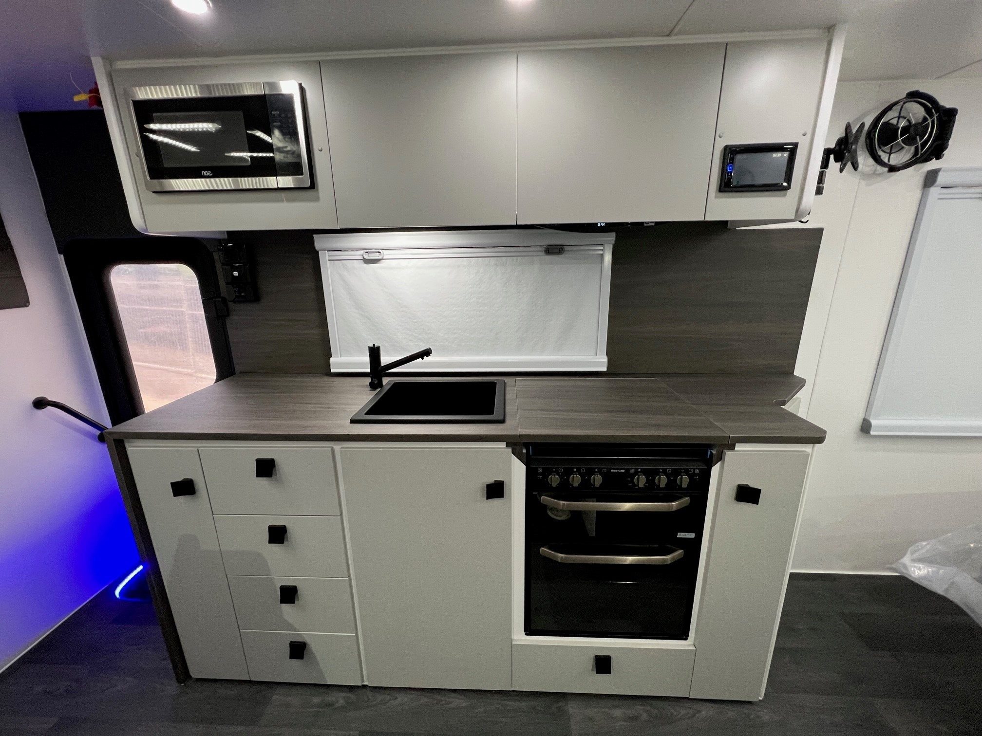 2025 21ft Sunrise Aluminum Framed St Tropez Semi Off-Road Caravan