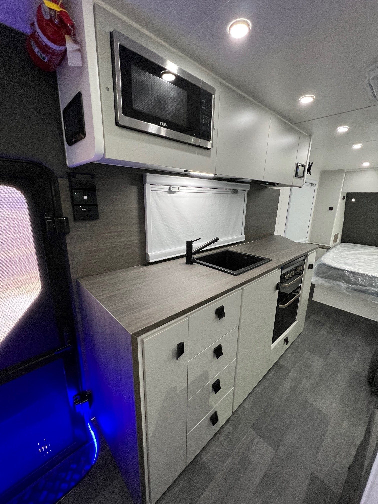 2025 21ft Sunrise Aluminum Framed St Tropez Semi Off-Road Caravan