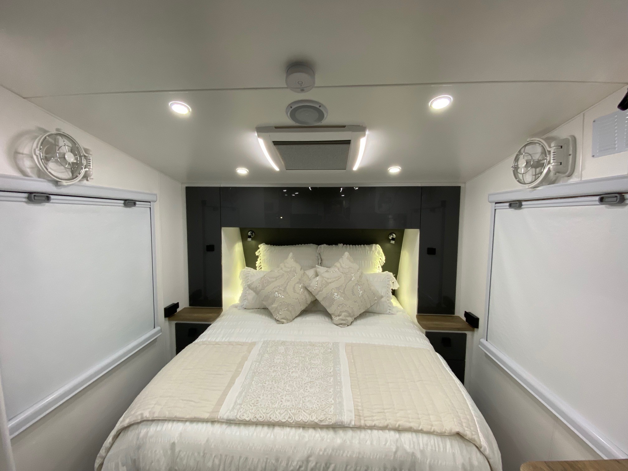 2025 21ft6 Aluminium Framed Sunrise Family Adventure Semi Off-Road