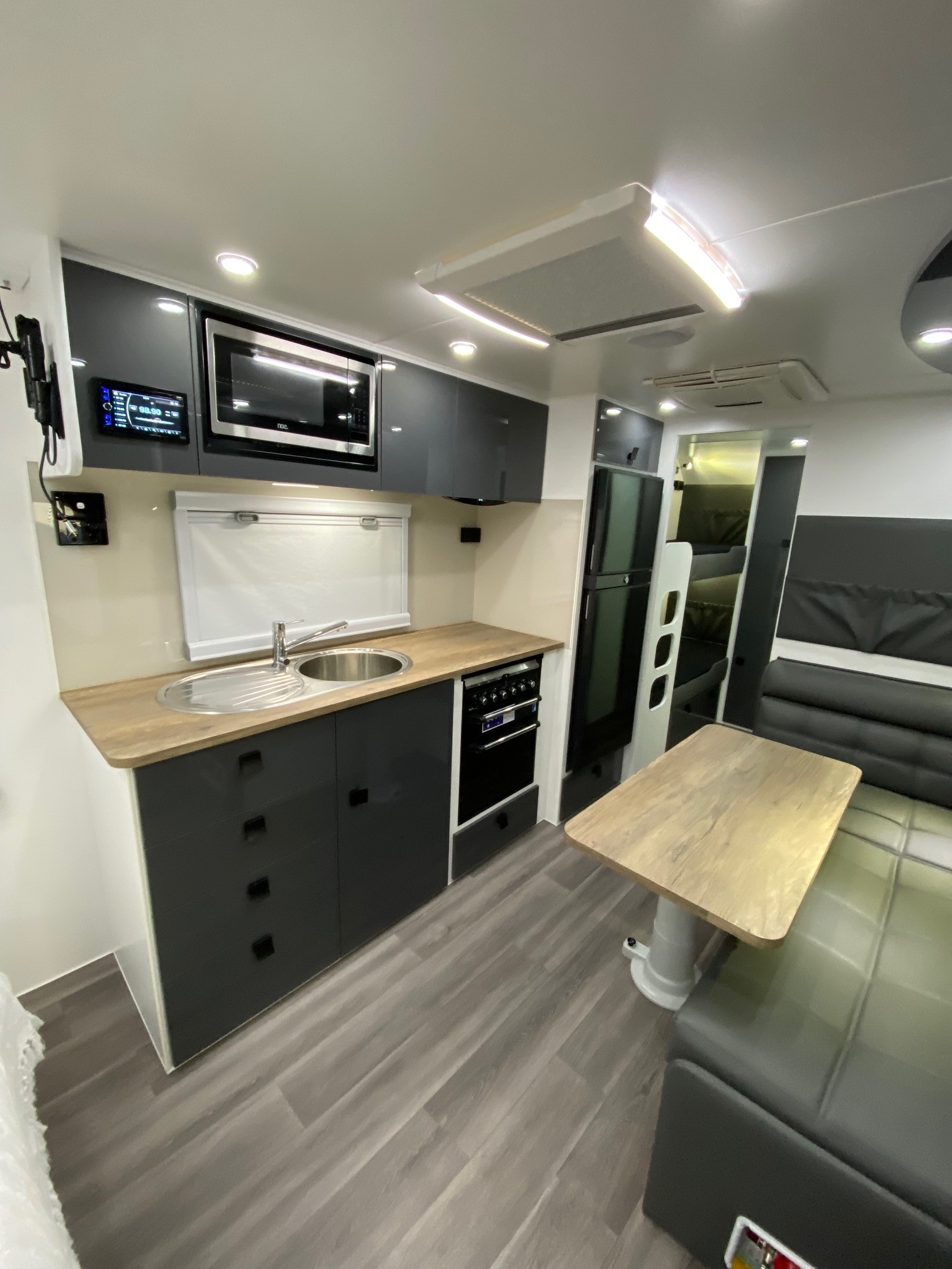 2025 21ft6 Aluminium Framed Sunrise Family Adventure Semi Off-Road
