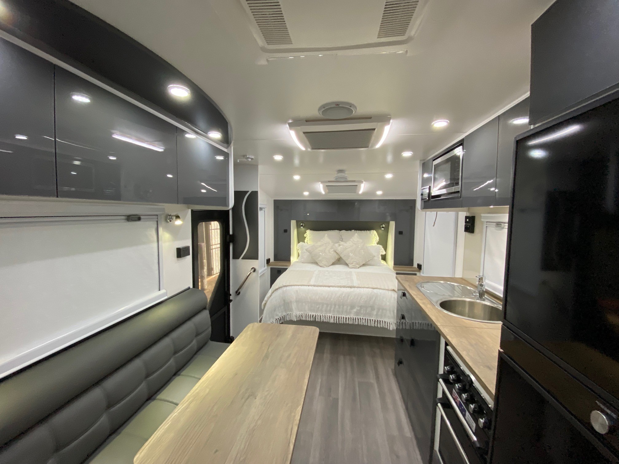 2025 21ft6 Aluminium Framed Sunrise Family Adventure Semi Off-Road