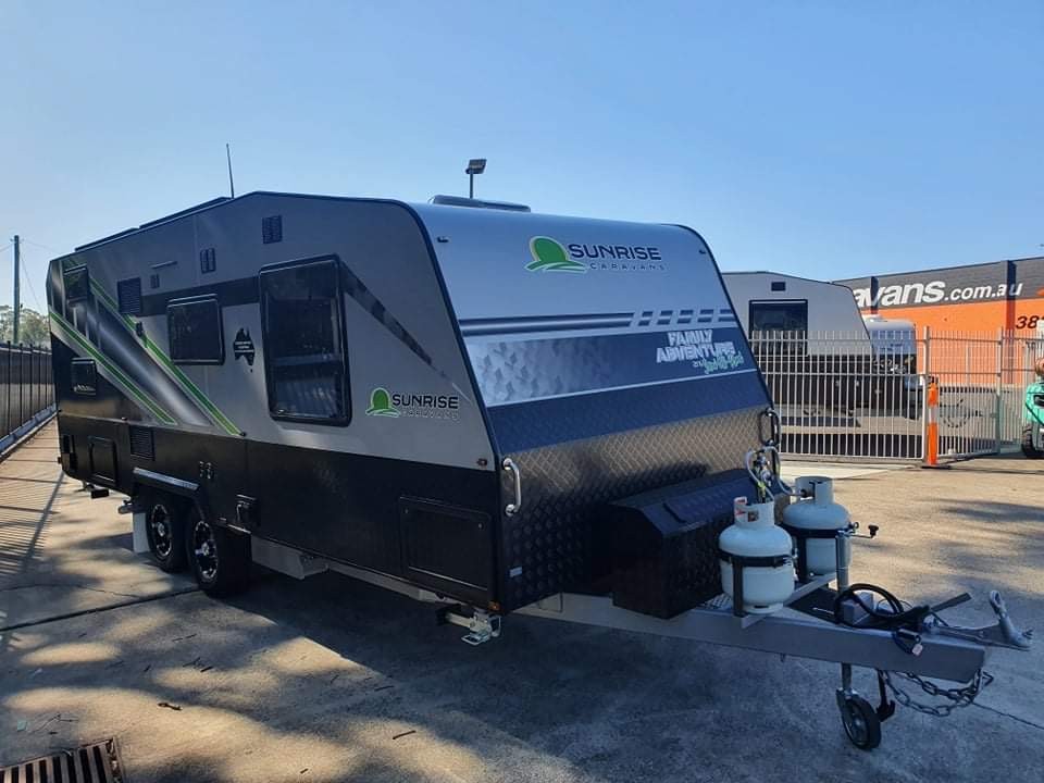 2025 21ft6 Aluminium Framed Sunrise Family Adventure Semi Off-Road