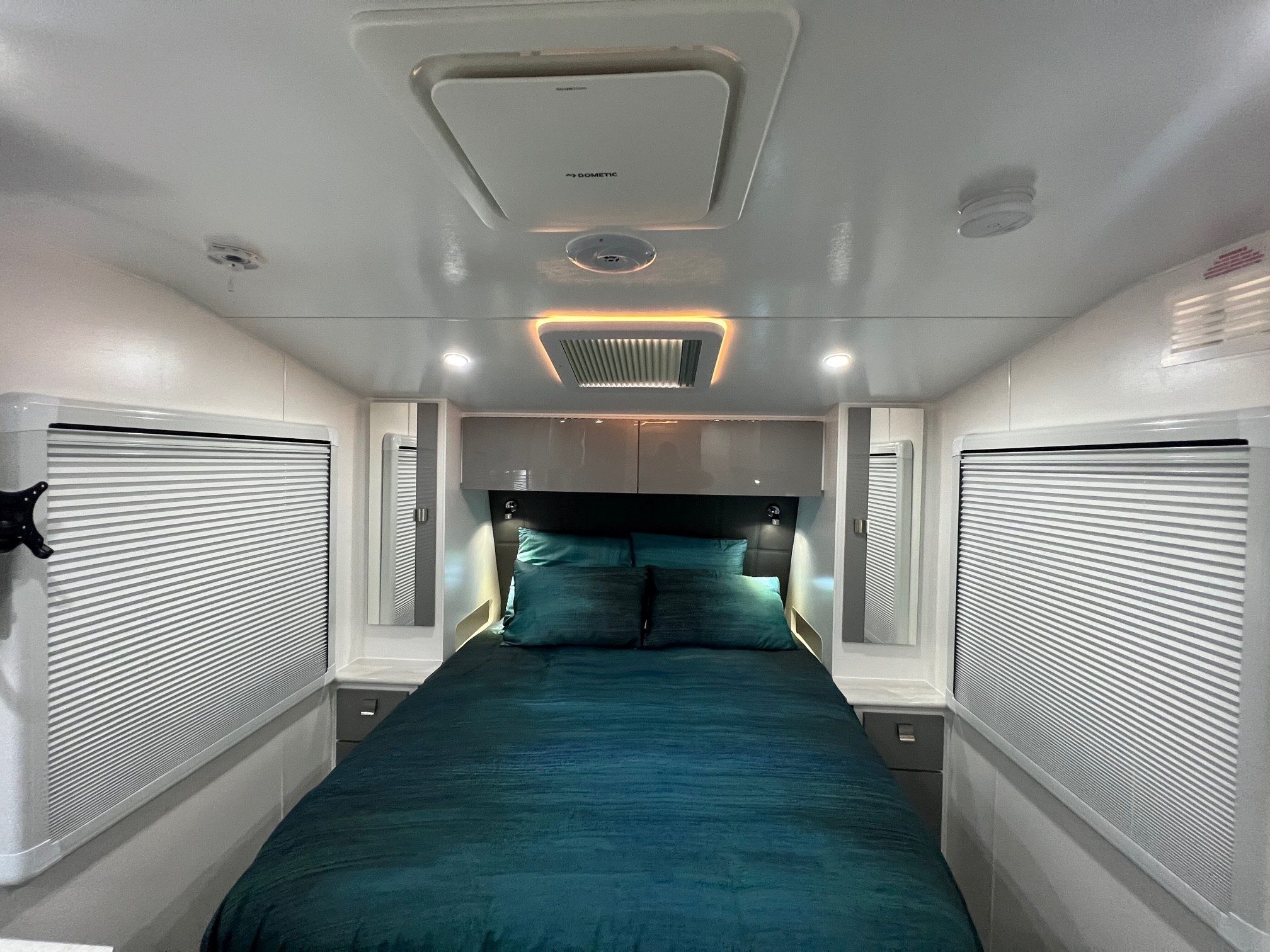 2023 New Design Caravan Expedition Rear Door 18ft9 Off-Road