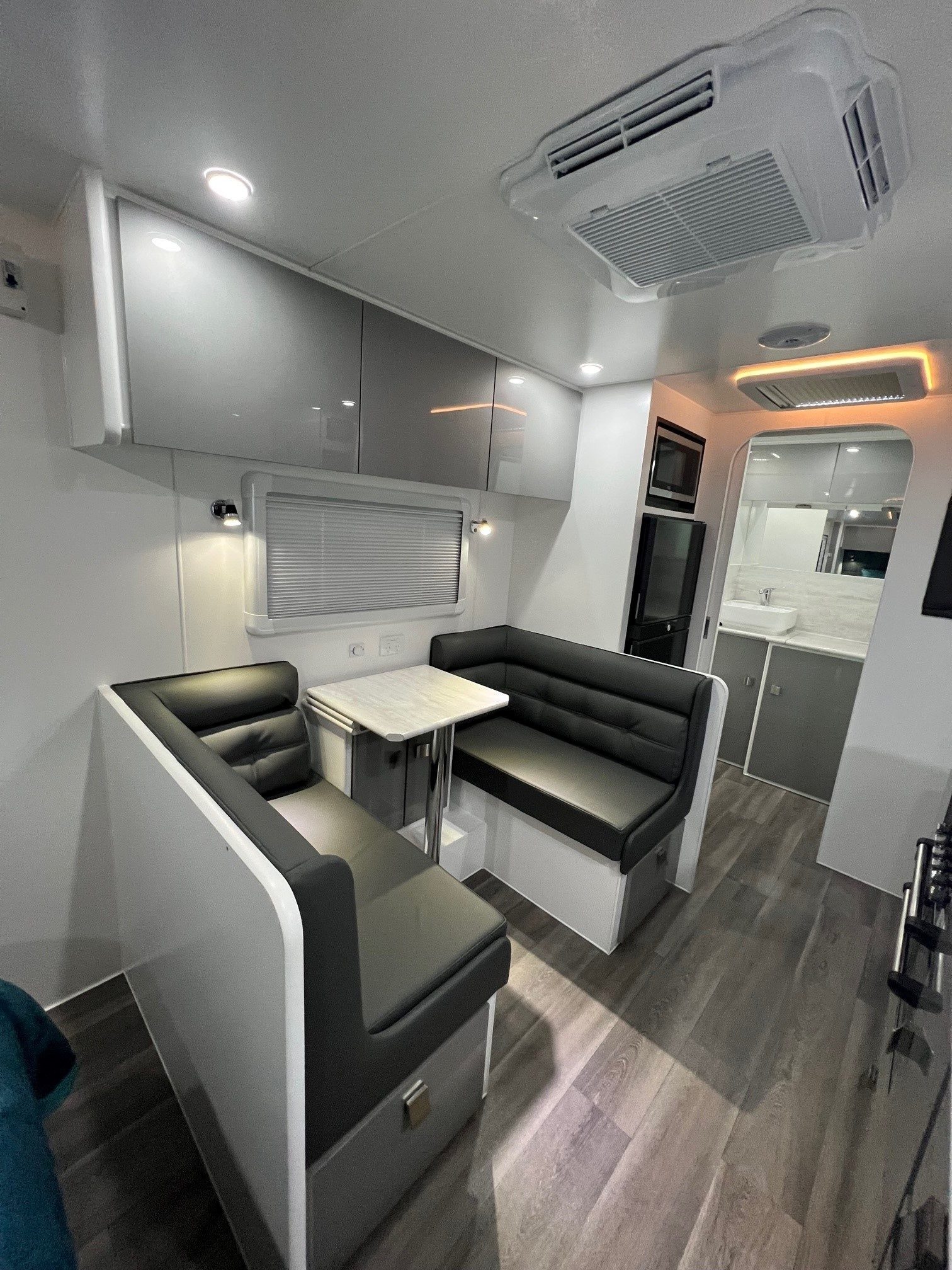 2023 New Design Caravan Expedition Rear Door 18ft9 Off-Road