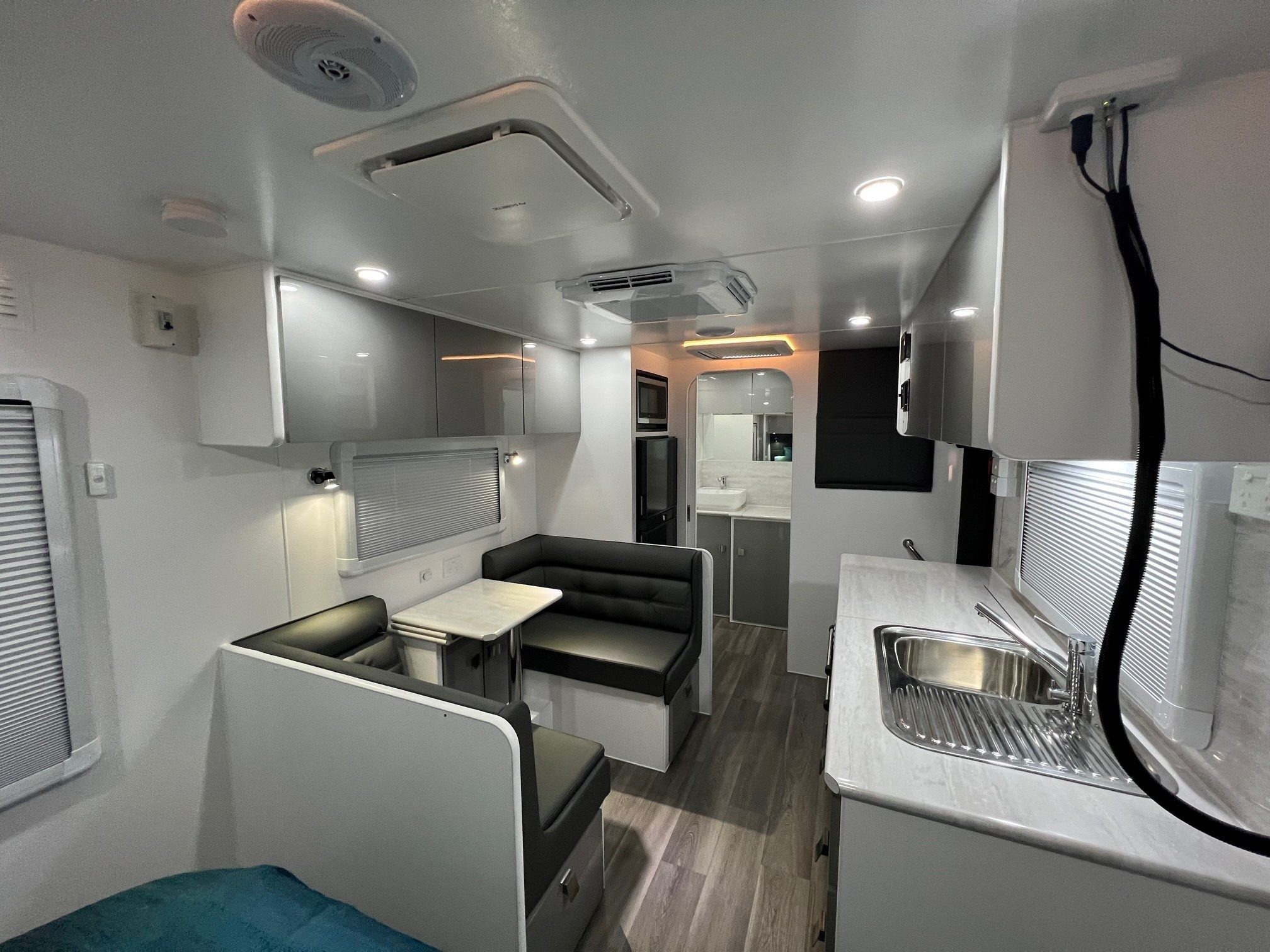 2023 New Design Caravan Expedition Rear Door 18ft9 Off-Road