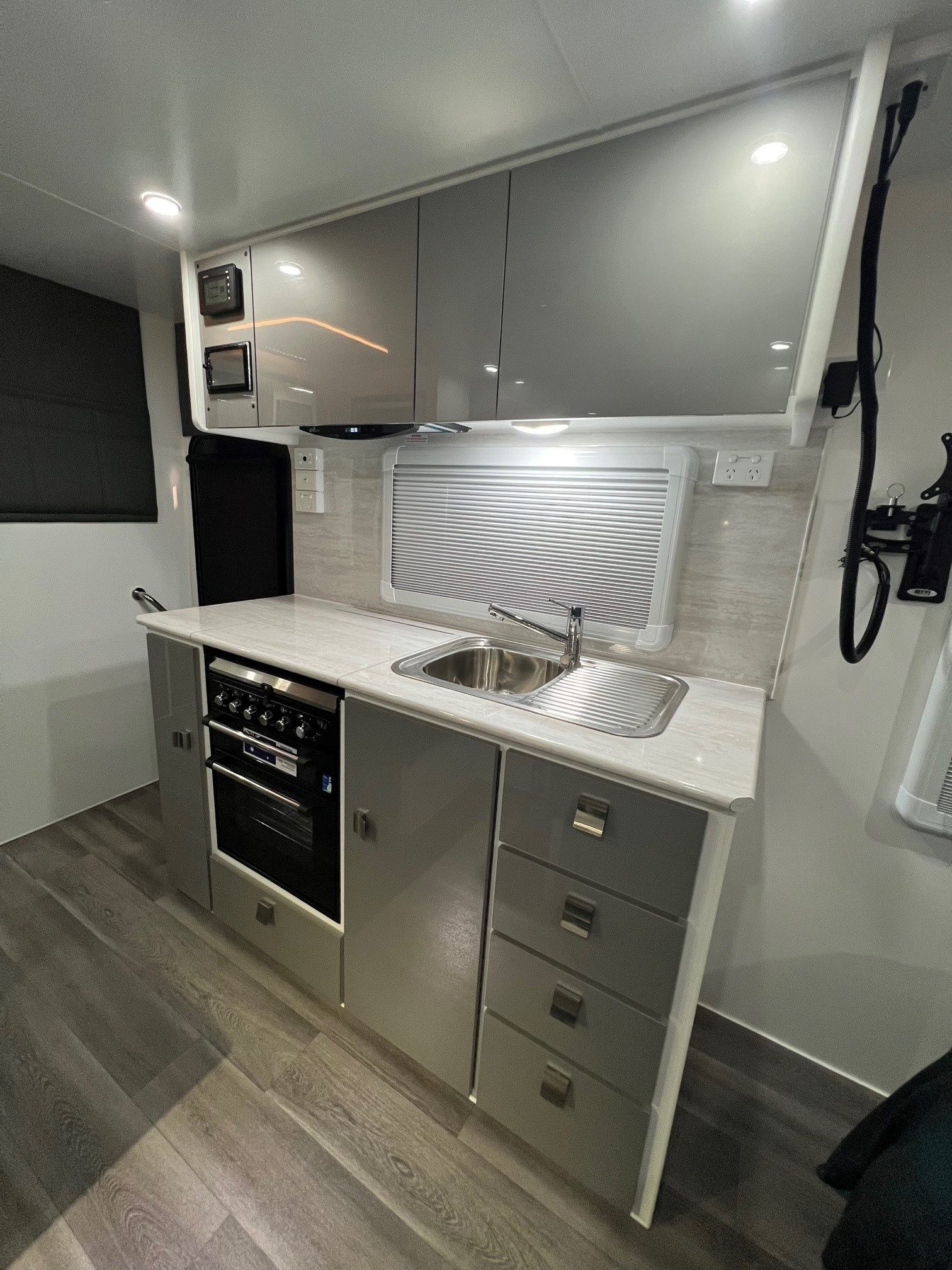 2023 New Design Caravan Expedition Rear Door 18ft9 Off-Road