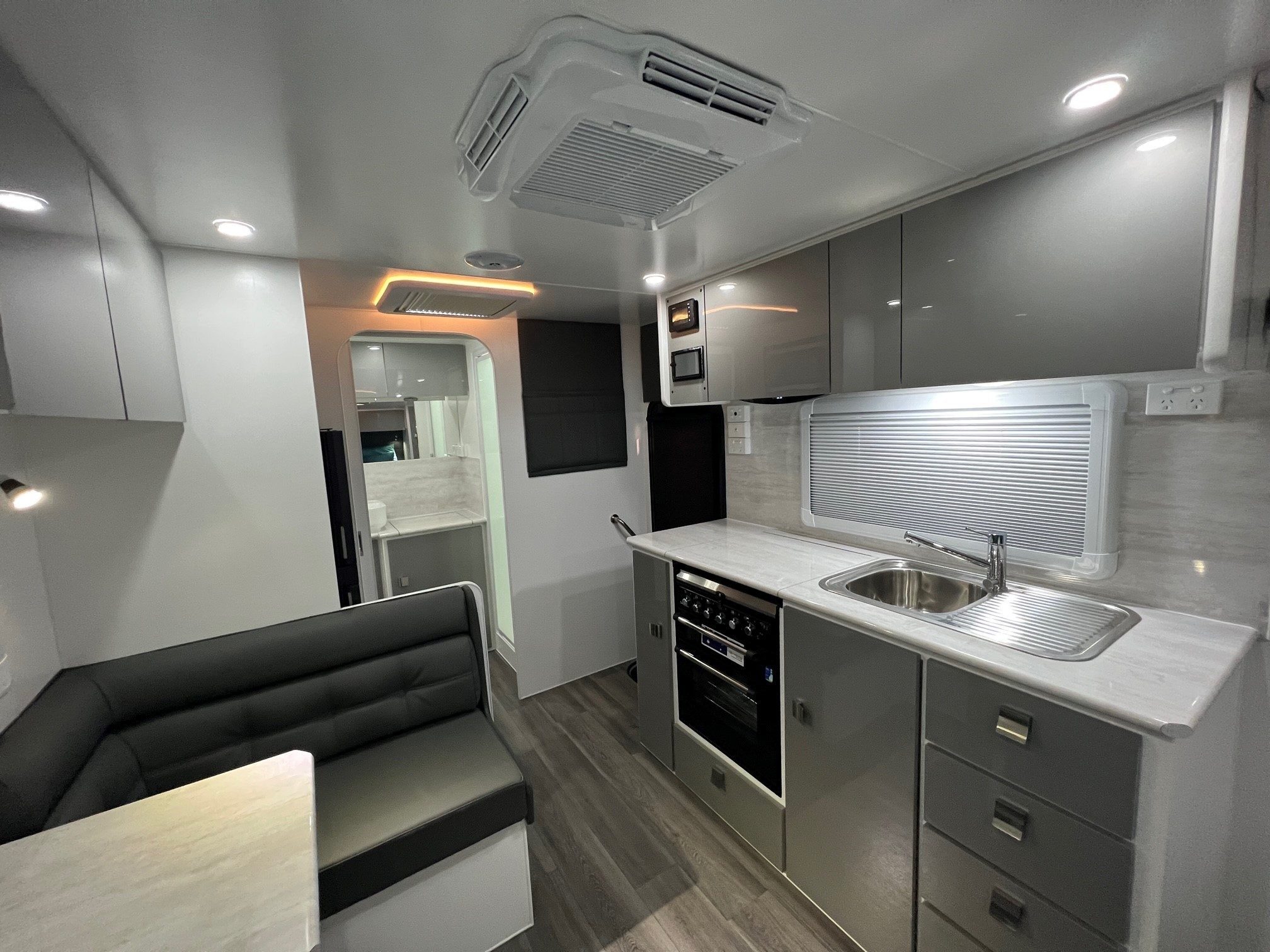 2023 New Design Caravan Expedition Rear Door 18ft9 Off-Road