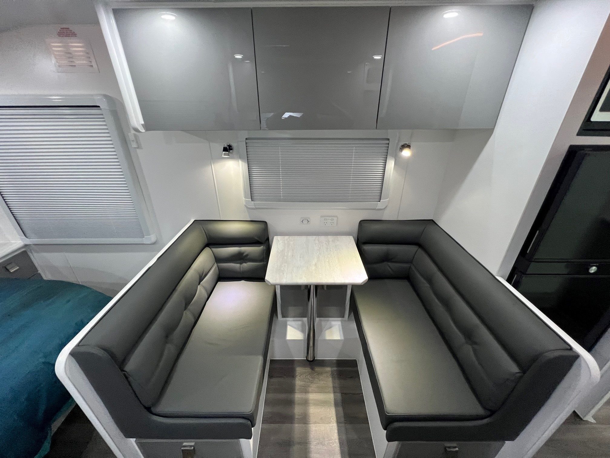 2023 New Design Caravan Expedition Rear Door 18ft9 Off-Road