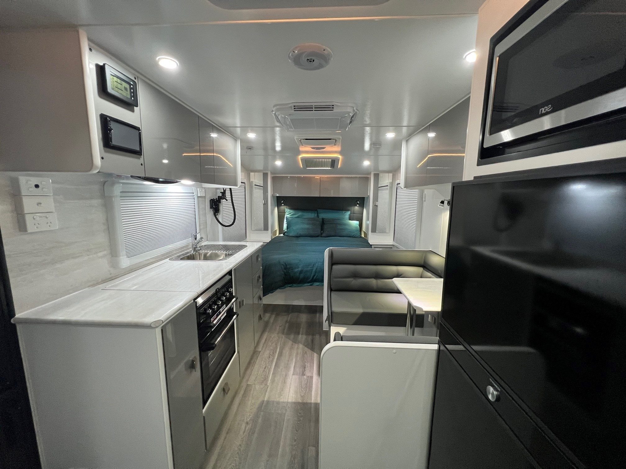2023 New Design Caravan Expedition Rear Door 18ft9 Off-Road