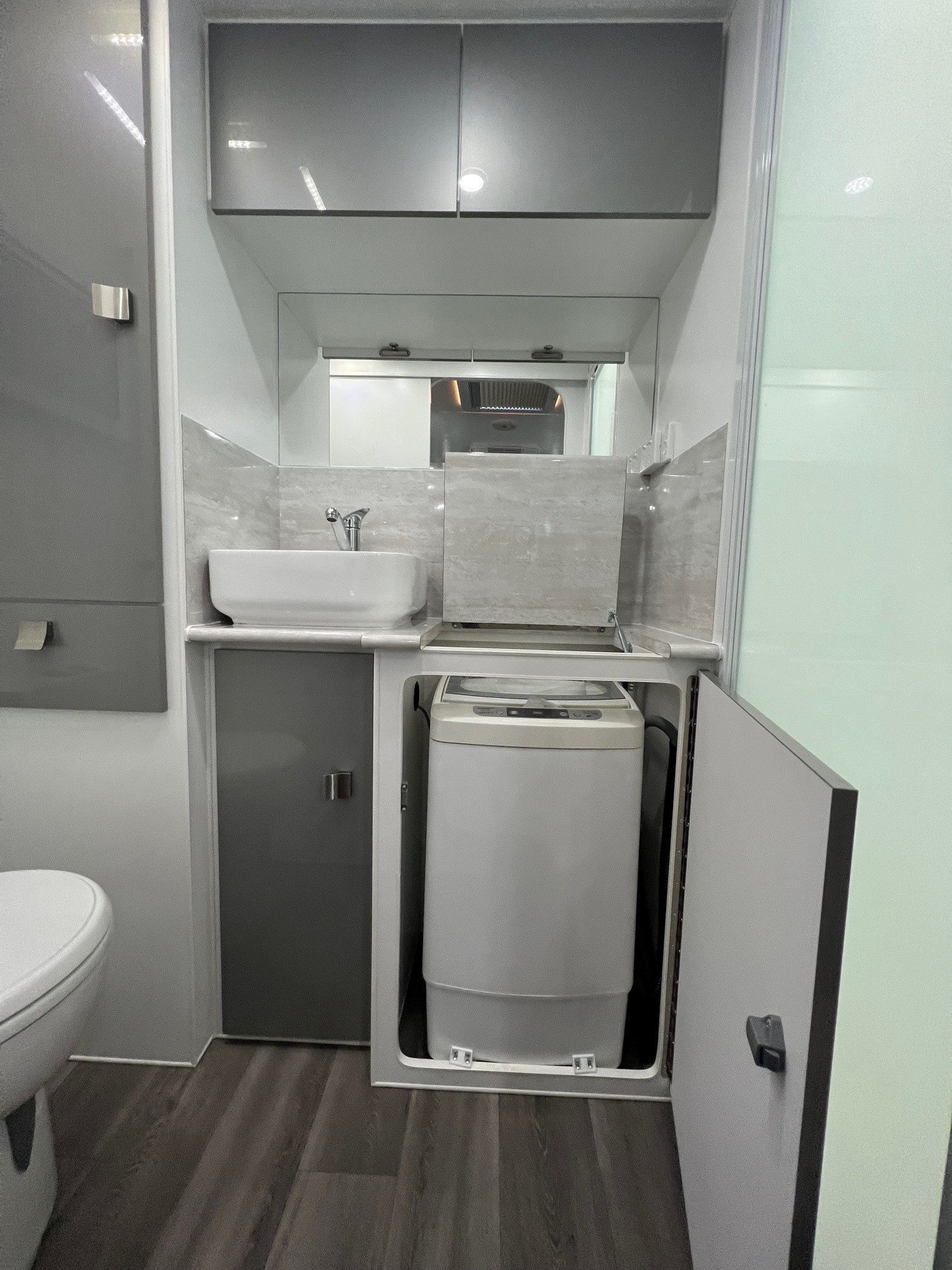 2023 New Design Caravan Expedition Rear Door 18ft9 Off-Road