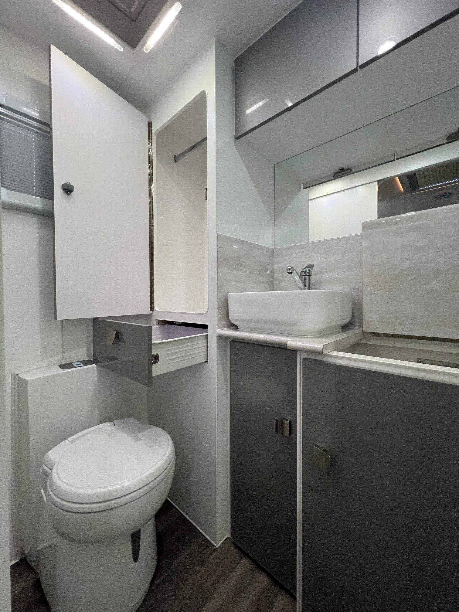 2023 New Design Caravan Expedition Rear Door 18ft9 Off-Road