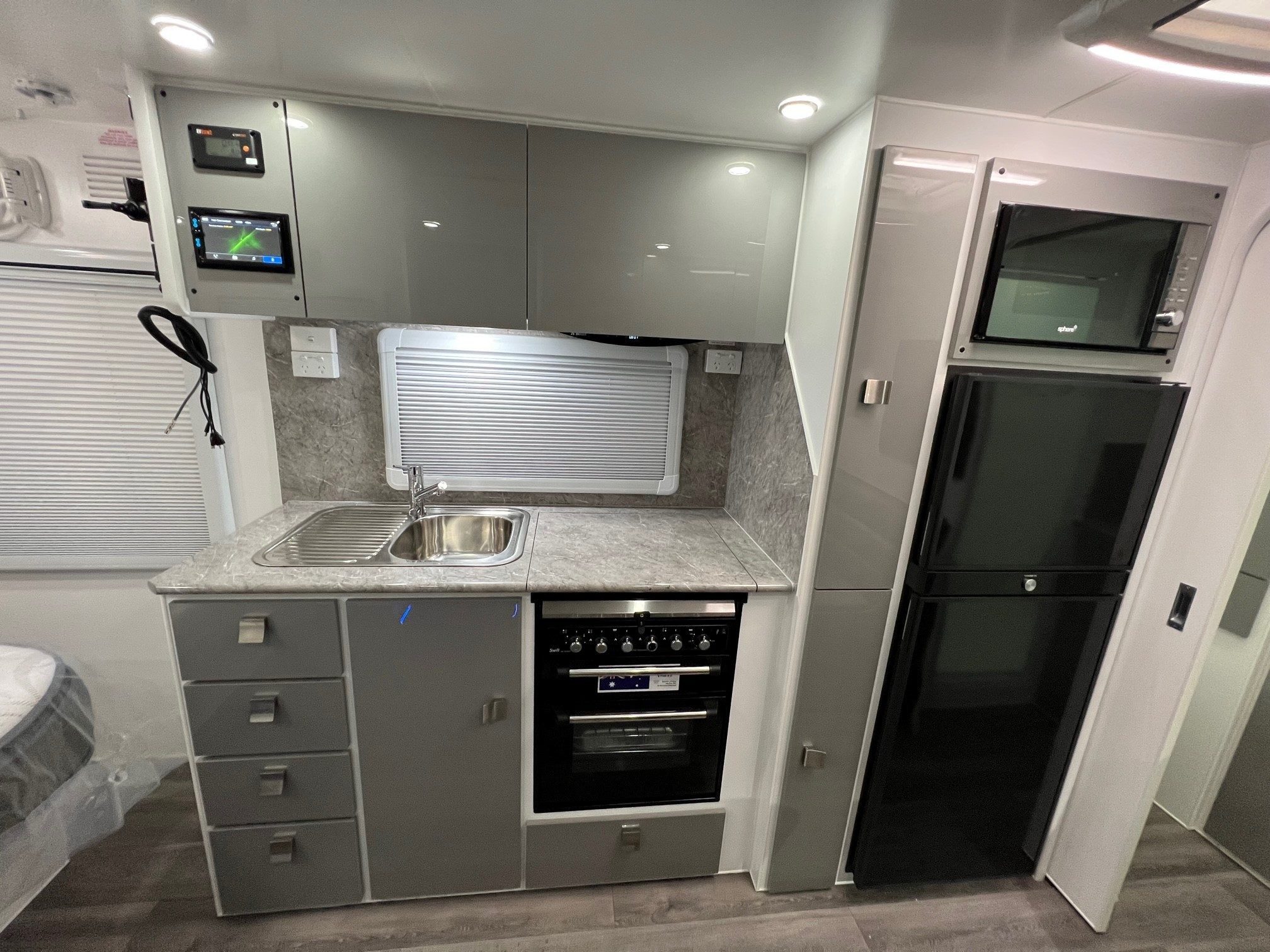 2024 New Design Caravan Avalon Centre Door 18ft6 Off-Road