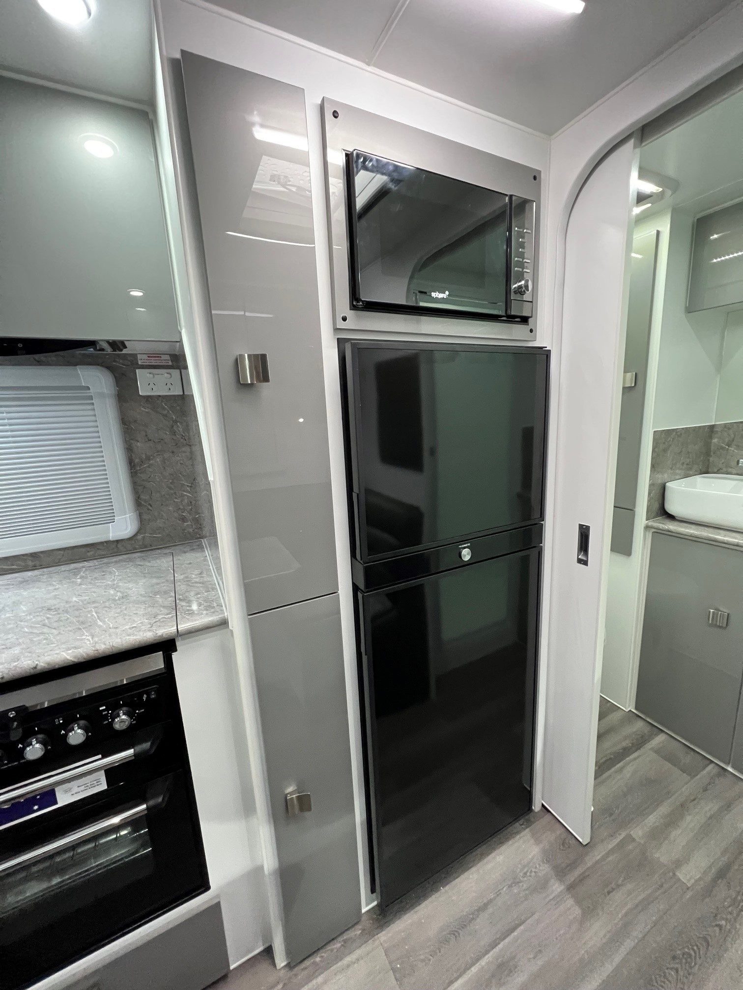 2024 New Design Caravan Avalon Centre Door 18ft6 Off-Road