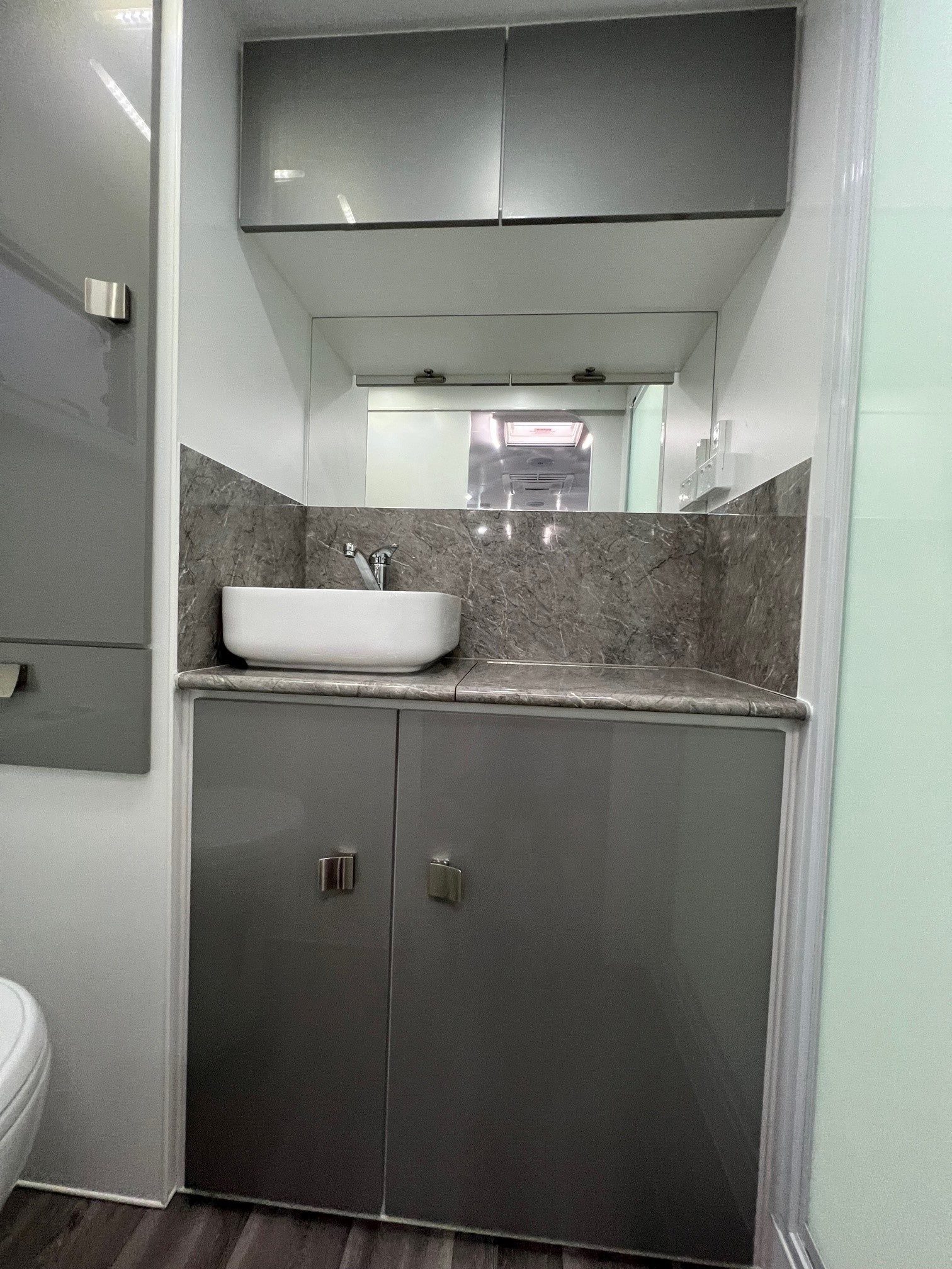 2024 New Design Caravan Avalon Centre Door 18ft6 Off-Road