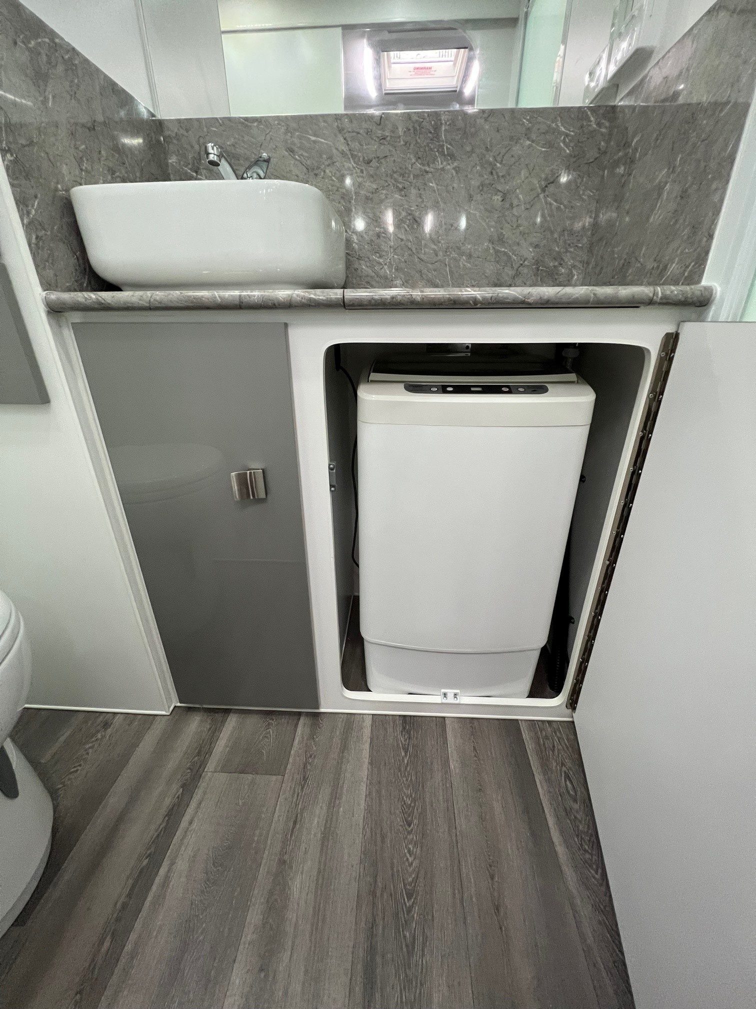 2024 New Design Caravan Avalon Centre Door 18ft6 Off-Road