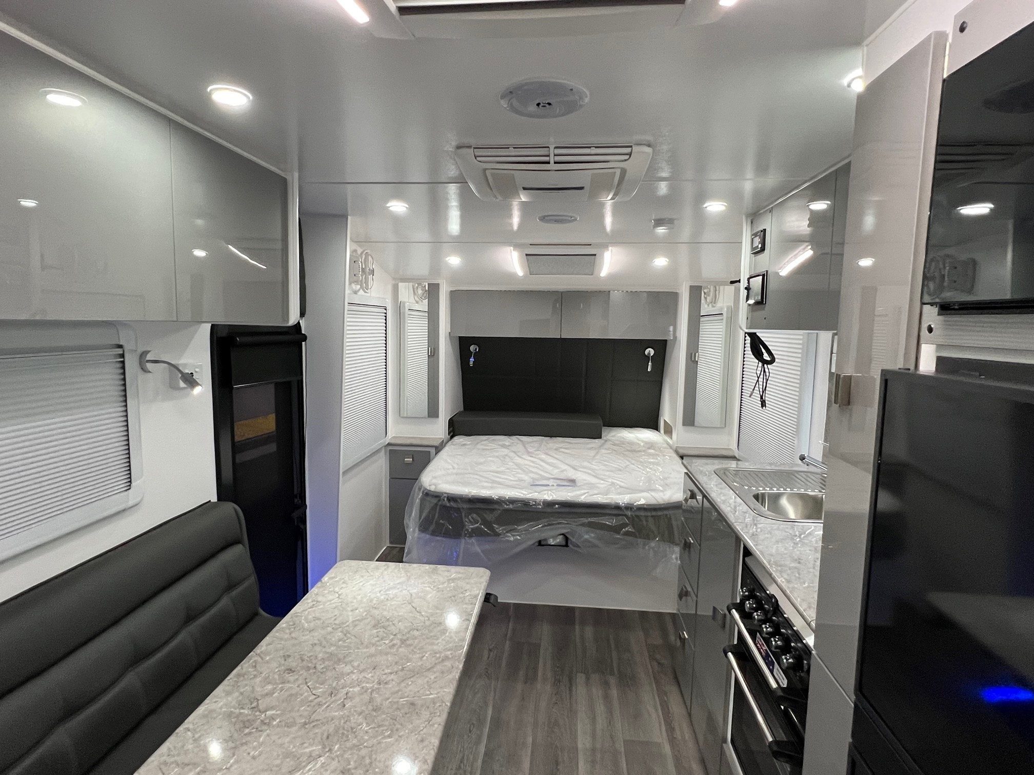 2024 New Design Caravan Avalon Centre Door 18ft6 Off-Road