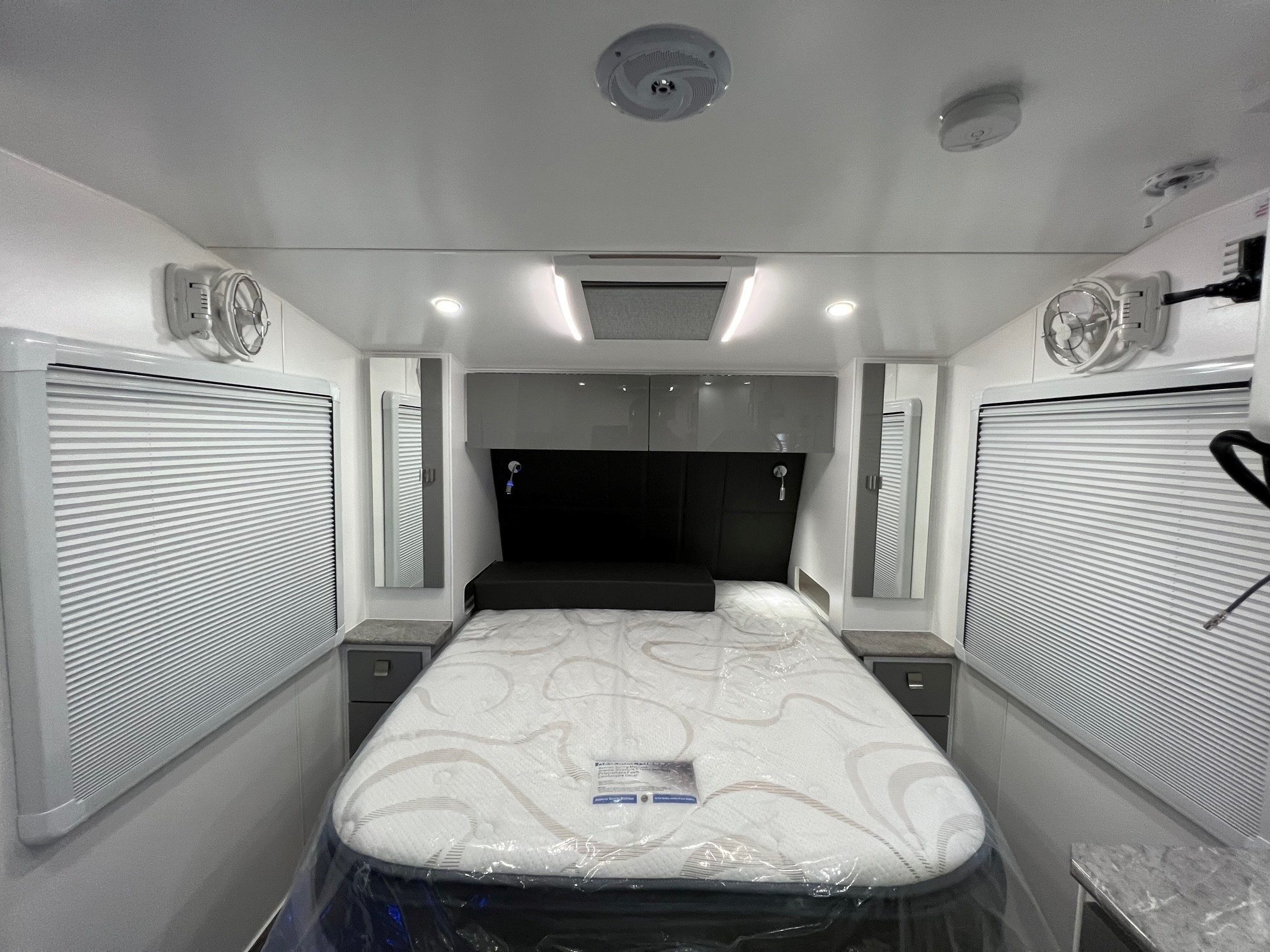 2024 New Design Caravan Avalon Centre Door 18ft6 Off-Road