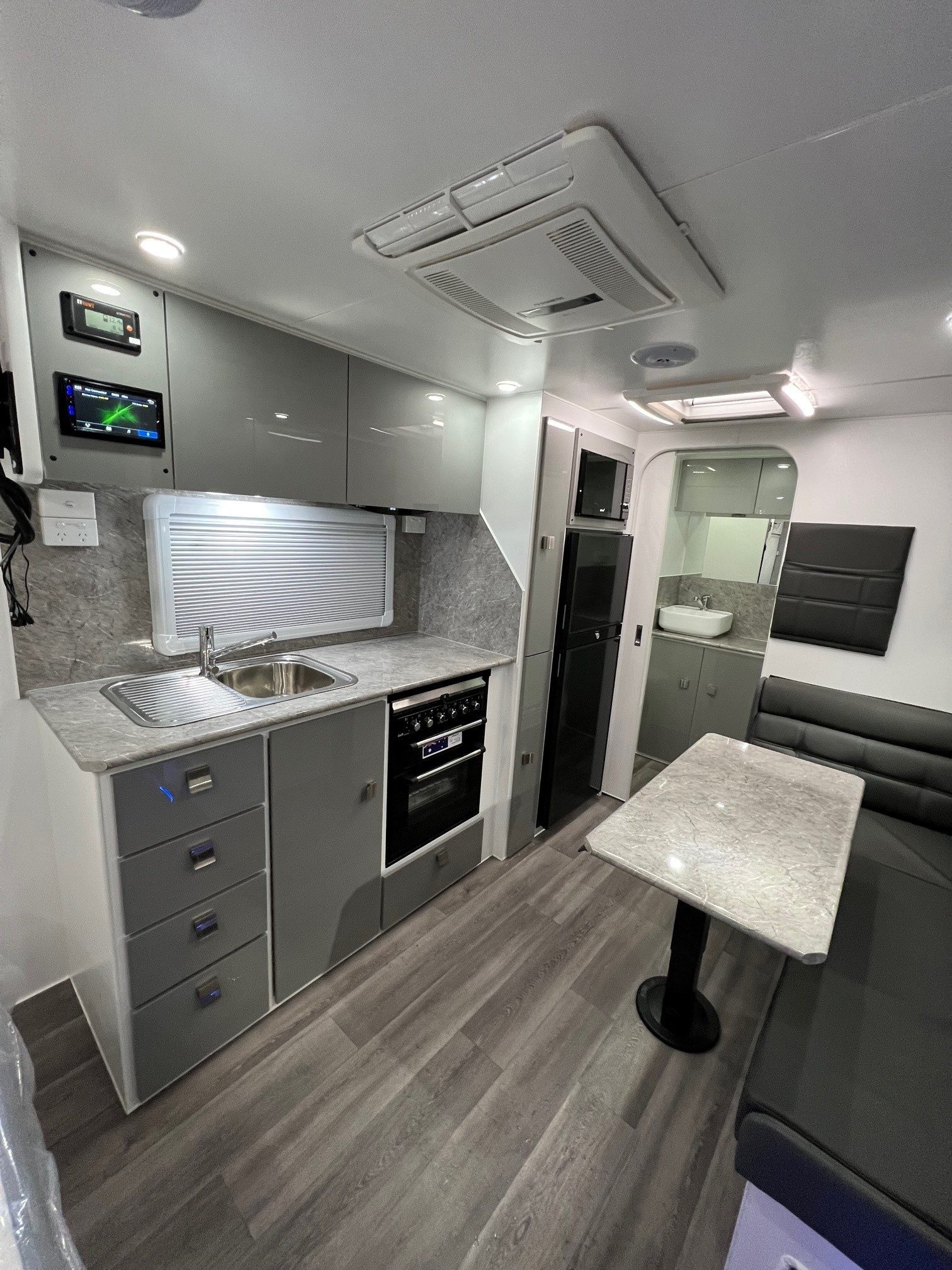 2024 New Design Caravan Avalon Centre Door 18ft6 Off-Road