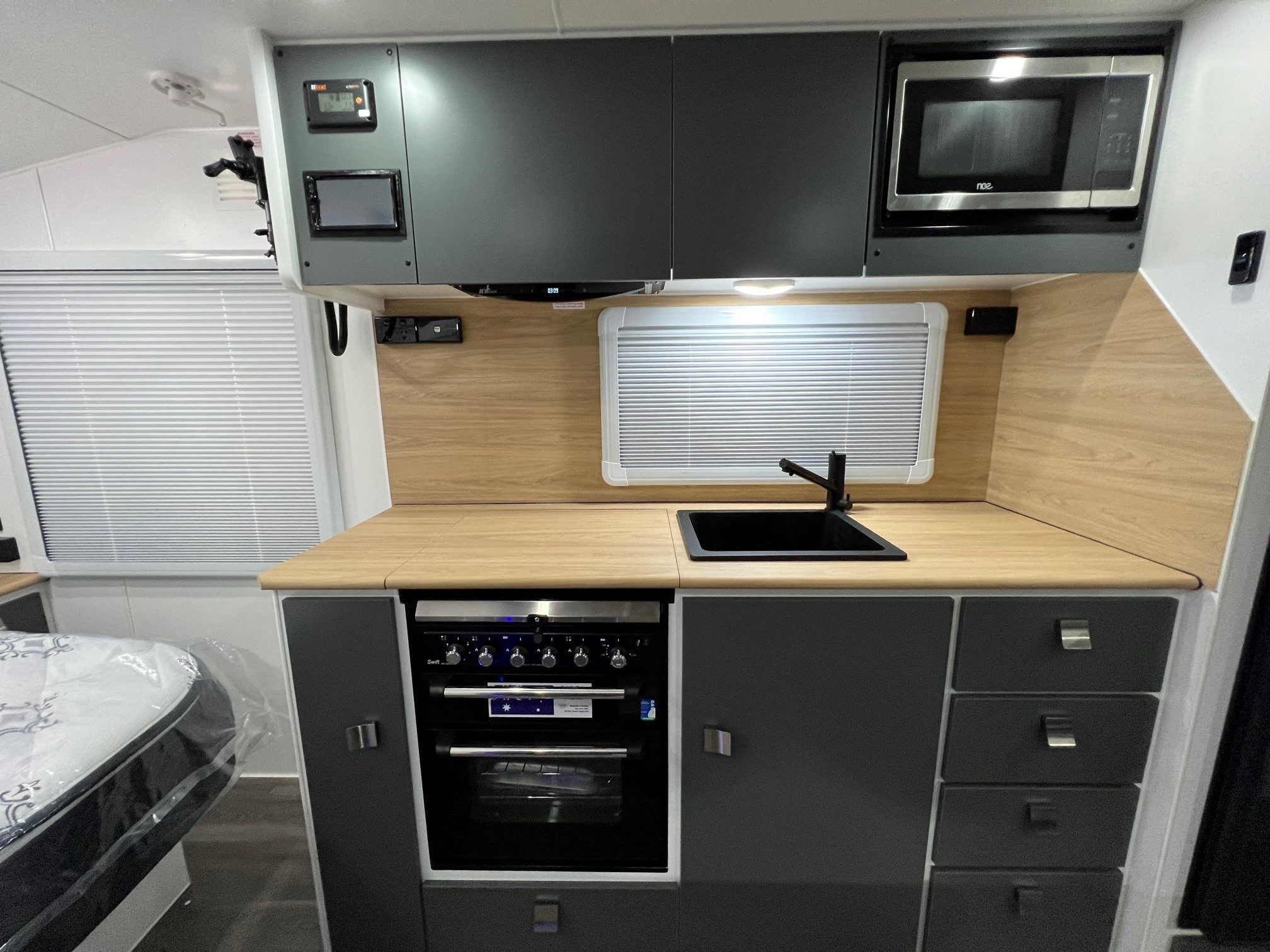 2023 New Design Caravan 21ft6 Triple Bunk Family Trekker Van