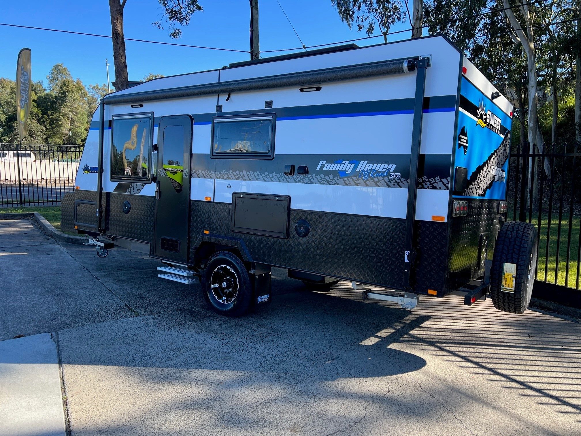 Sunset Family Haven 18ft6 Off-Road Triple Bunk