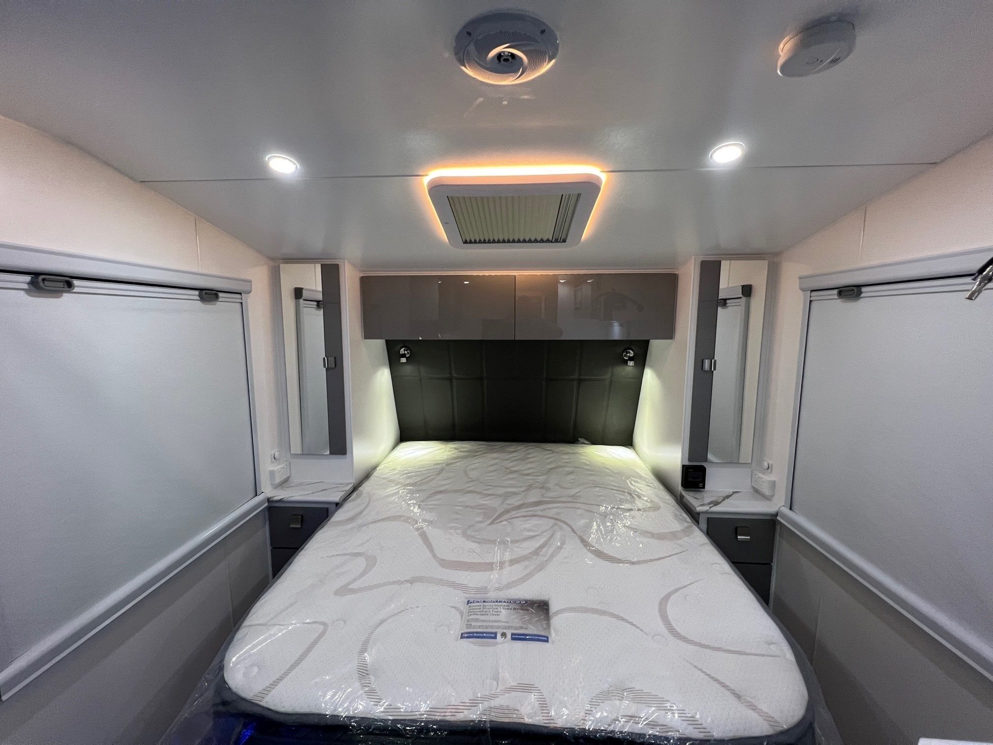 2022 Sunset Family Horizon 21ft6 Double Bunk Van