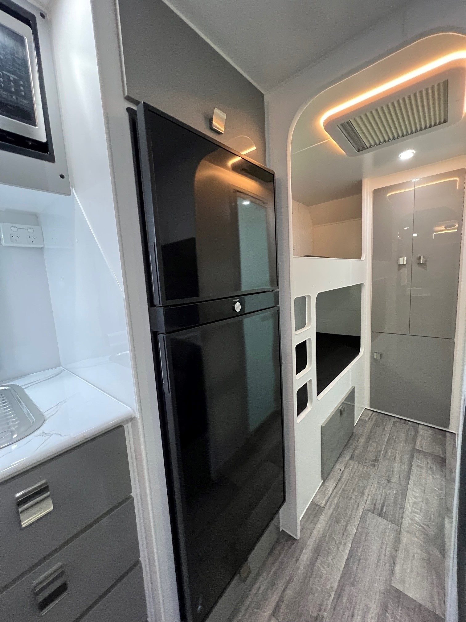 2022 Sunset Family Horizon 21ft6 Double Bunk Van