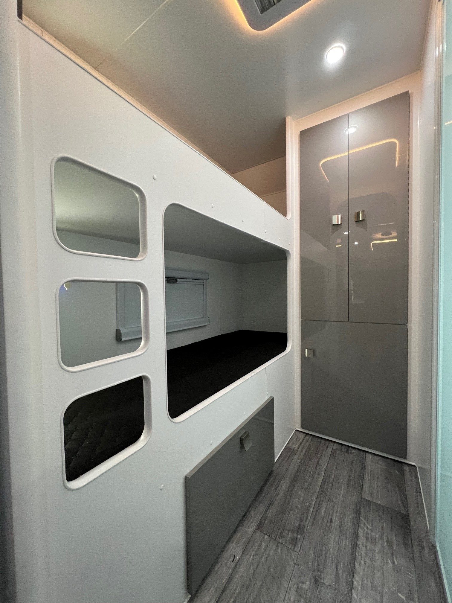 2022 Sunset Family Horizon 21ft6 Double Bunk Van