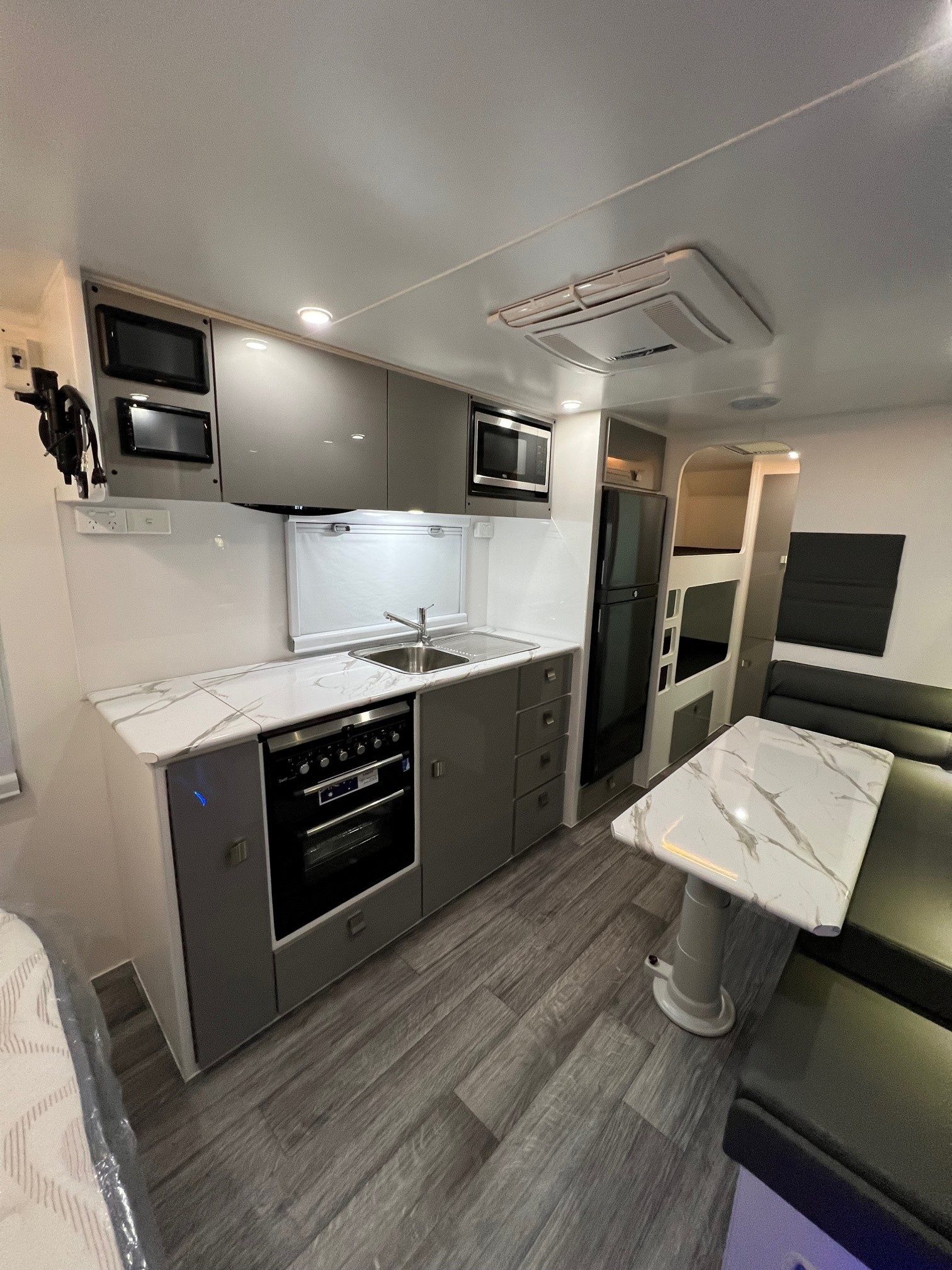 2022 Sunset Family Horizon 21ft6 Double Bunk Van