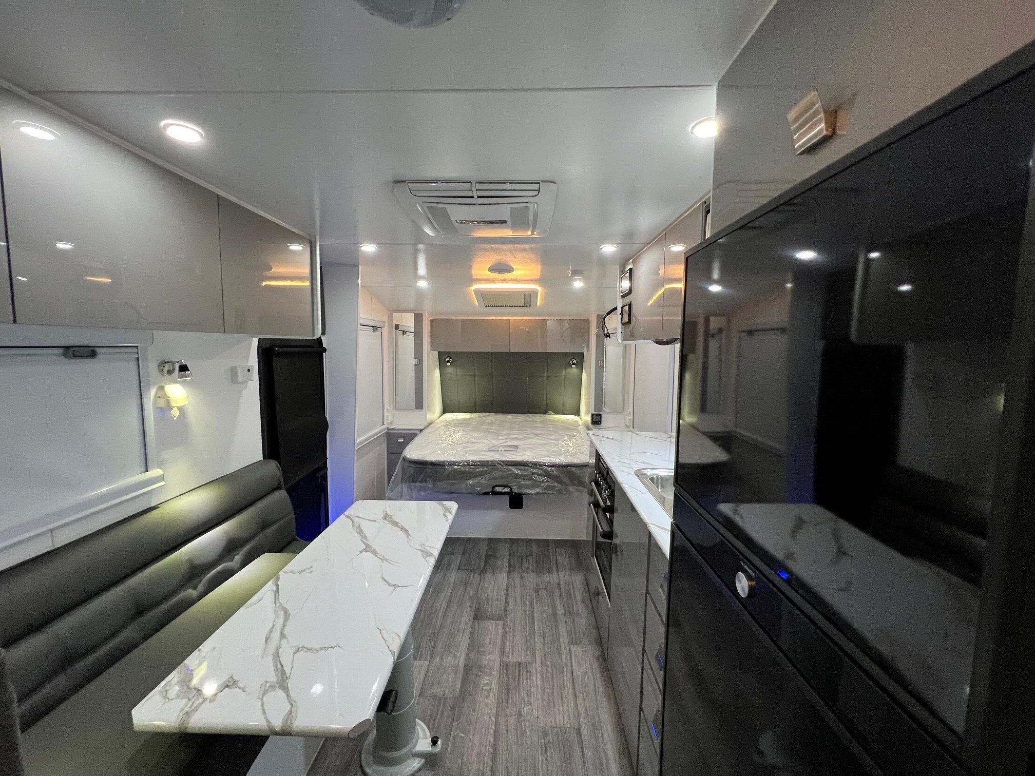 2022 Sunset Family Horizon 21ft6 Double Bunk Van