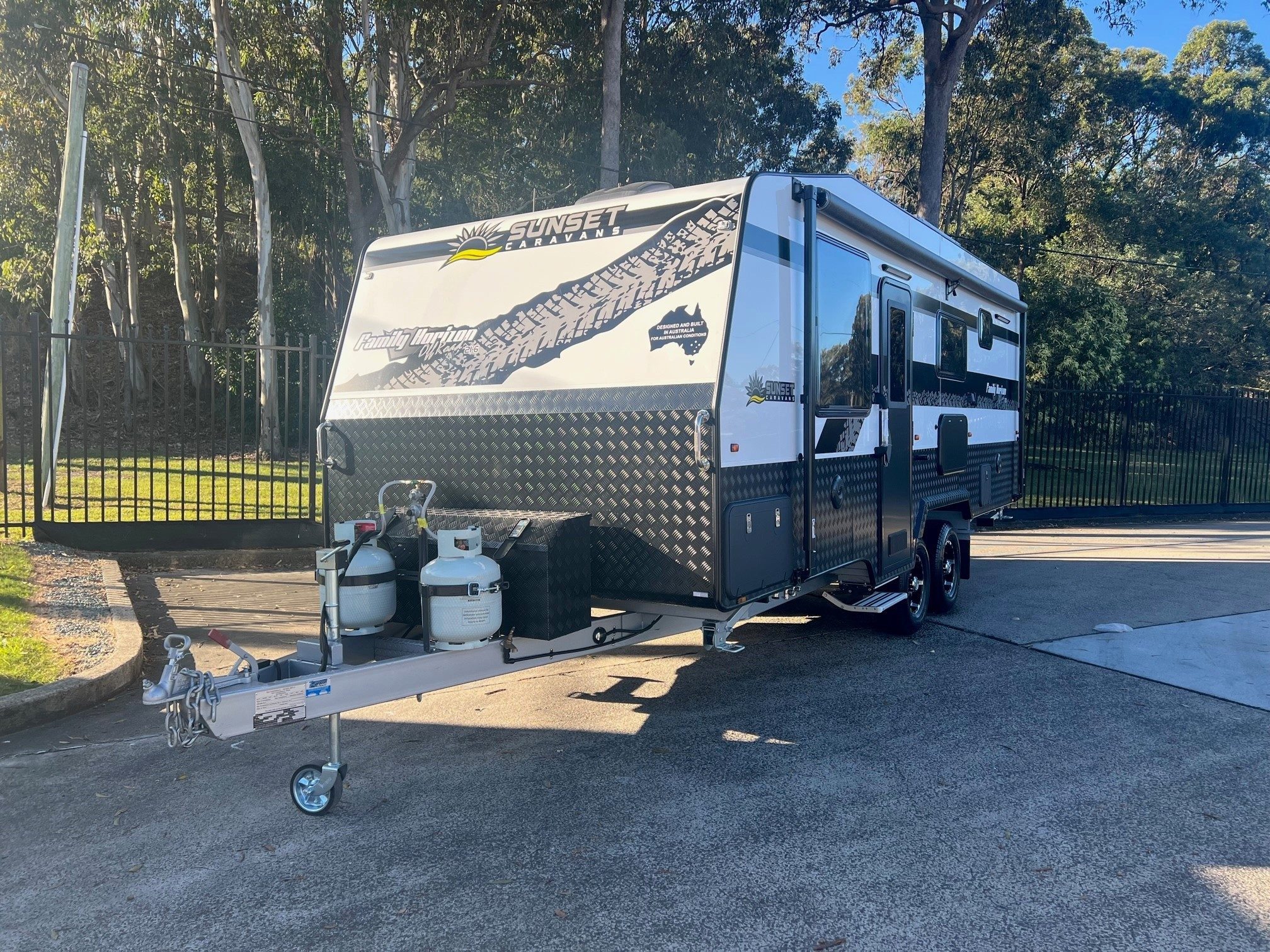 2022 Sunset Family Horizon 21ft6 Double Bunk Van