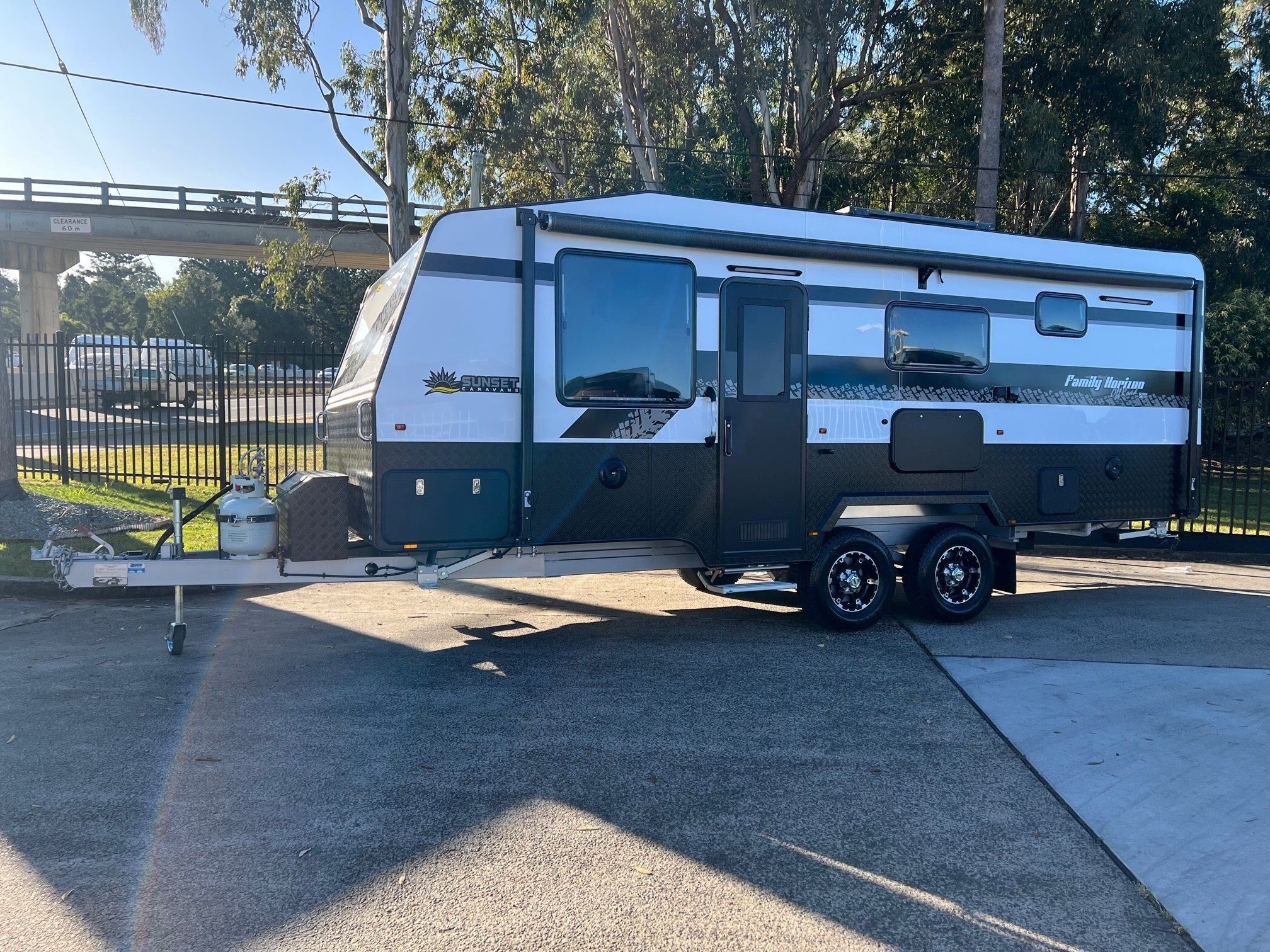 2022 Sunset Family Horizon 21ft6 Double Bunk Van
