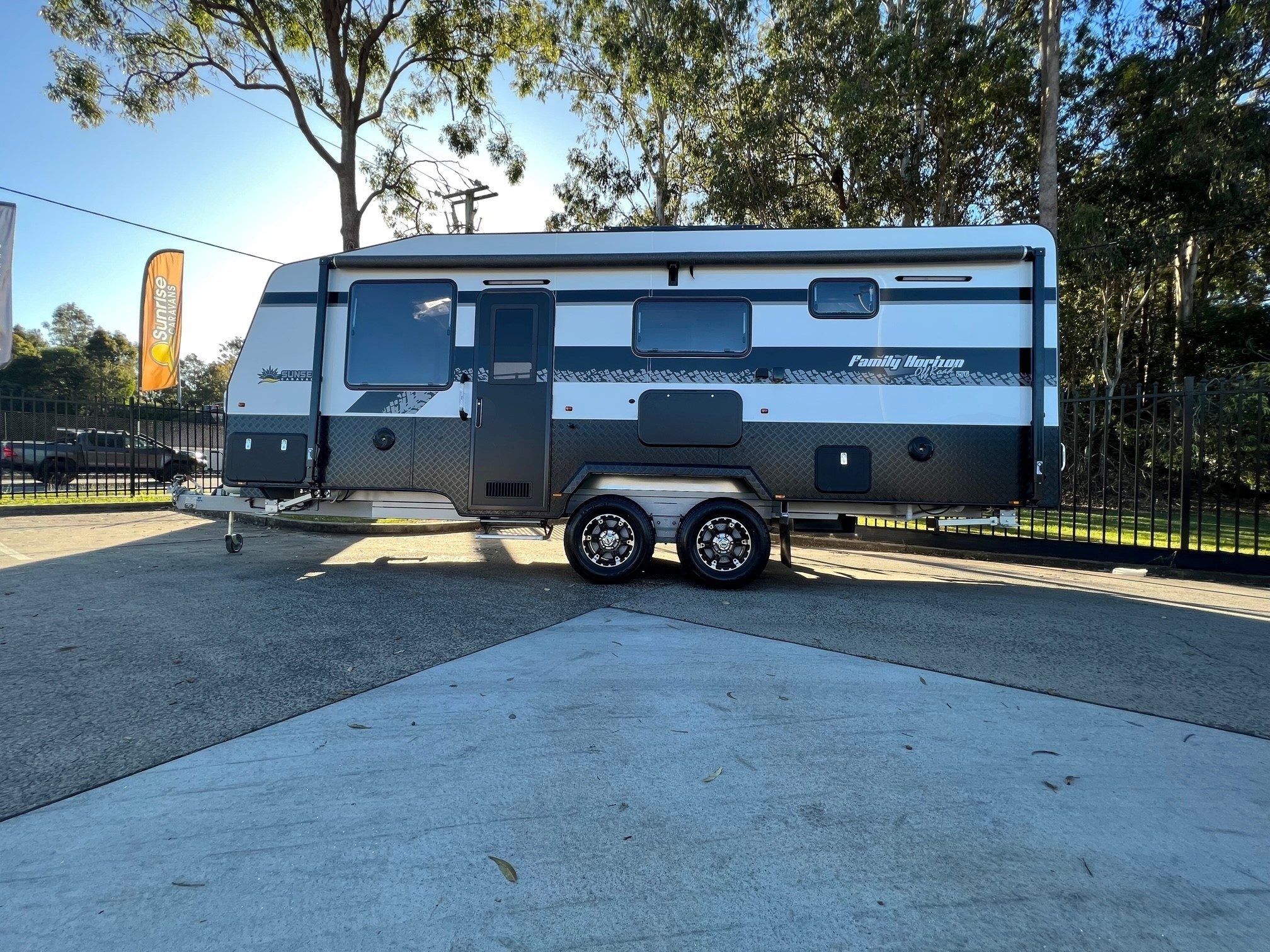 2022 Sunset Family Horizon 21ft6 Double Bunk Van